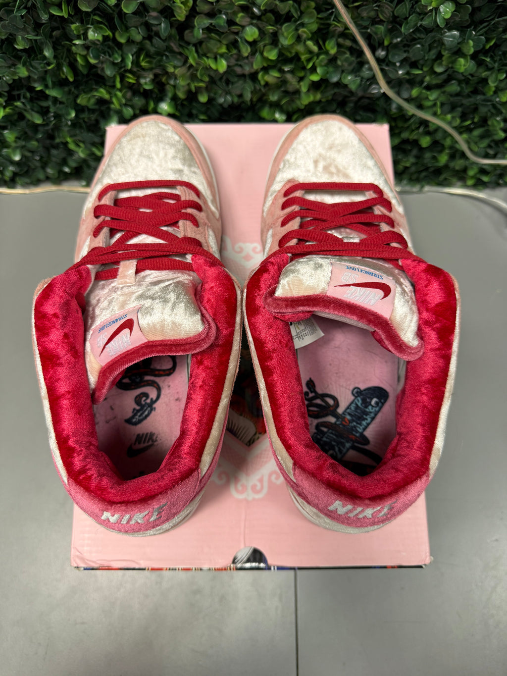 Nike SB Dunk Low "Strange Love" (Special Box) Size 11 Preowned