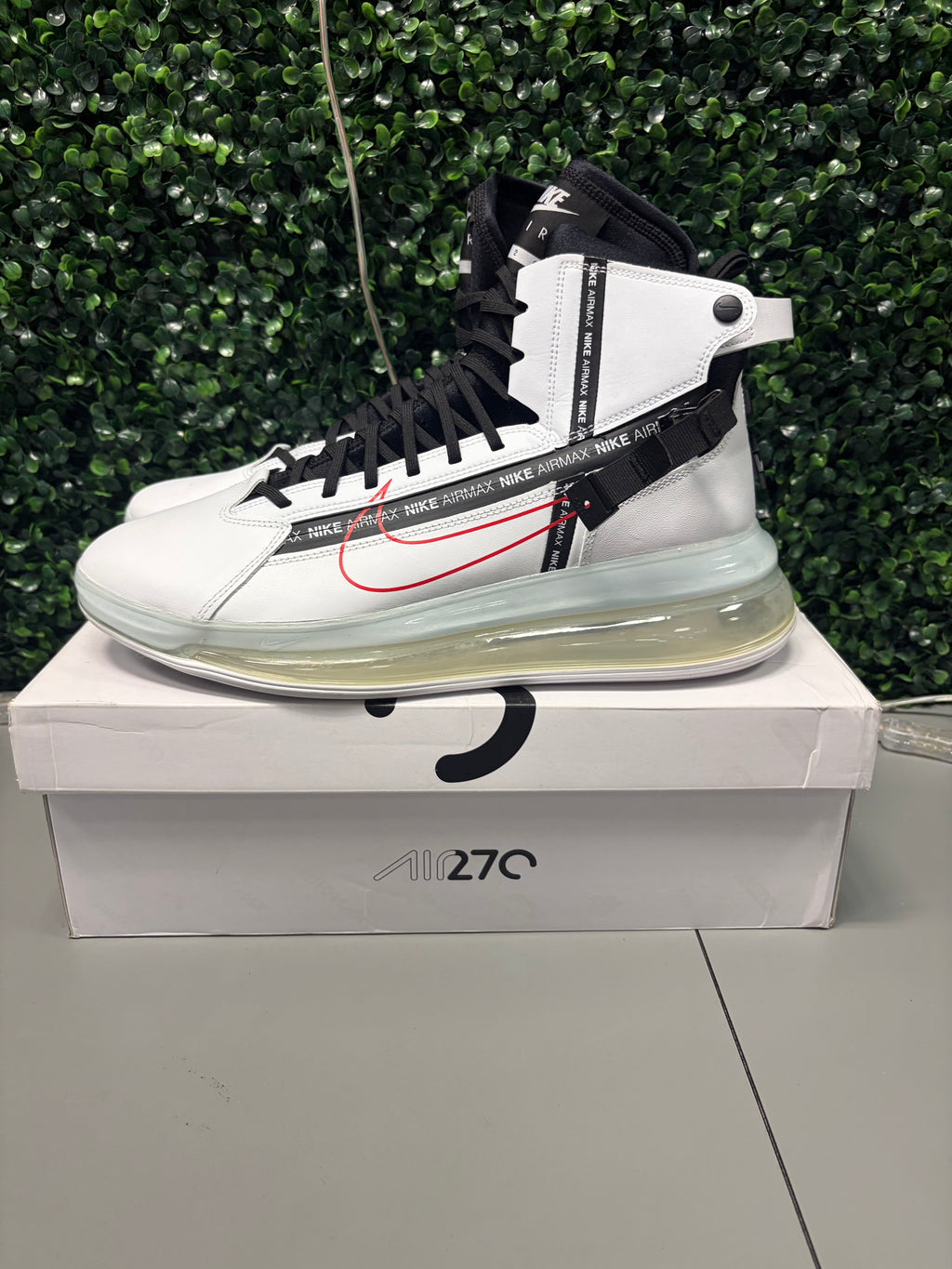Nike Air Max 720 Saturn "White Black Red" Size 13 Preowned