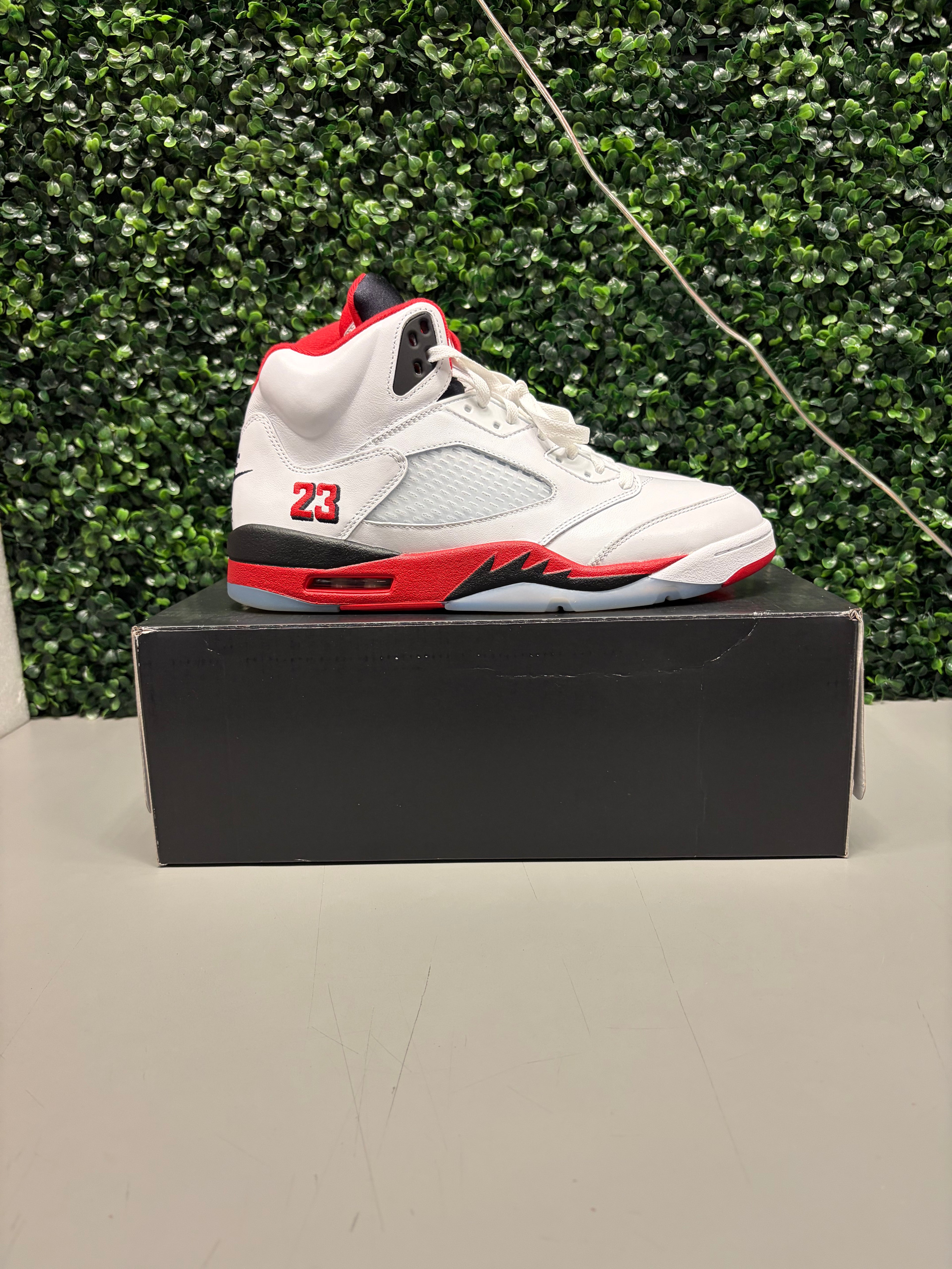 Jordan 5 Retro "Fire Red Black Tongue" (2025) Size 13 Preowned
