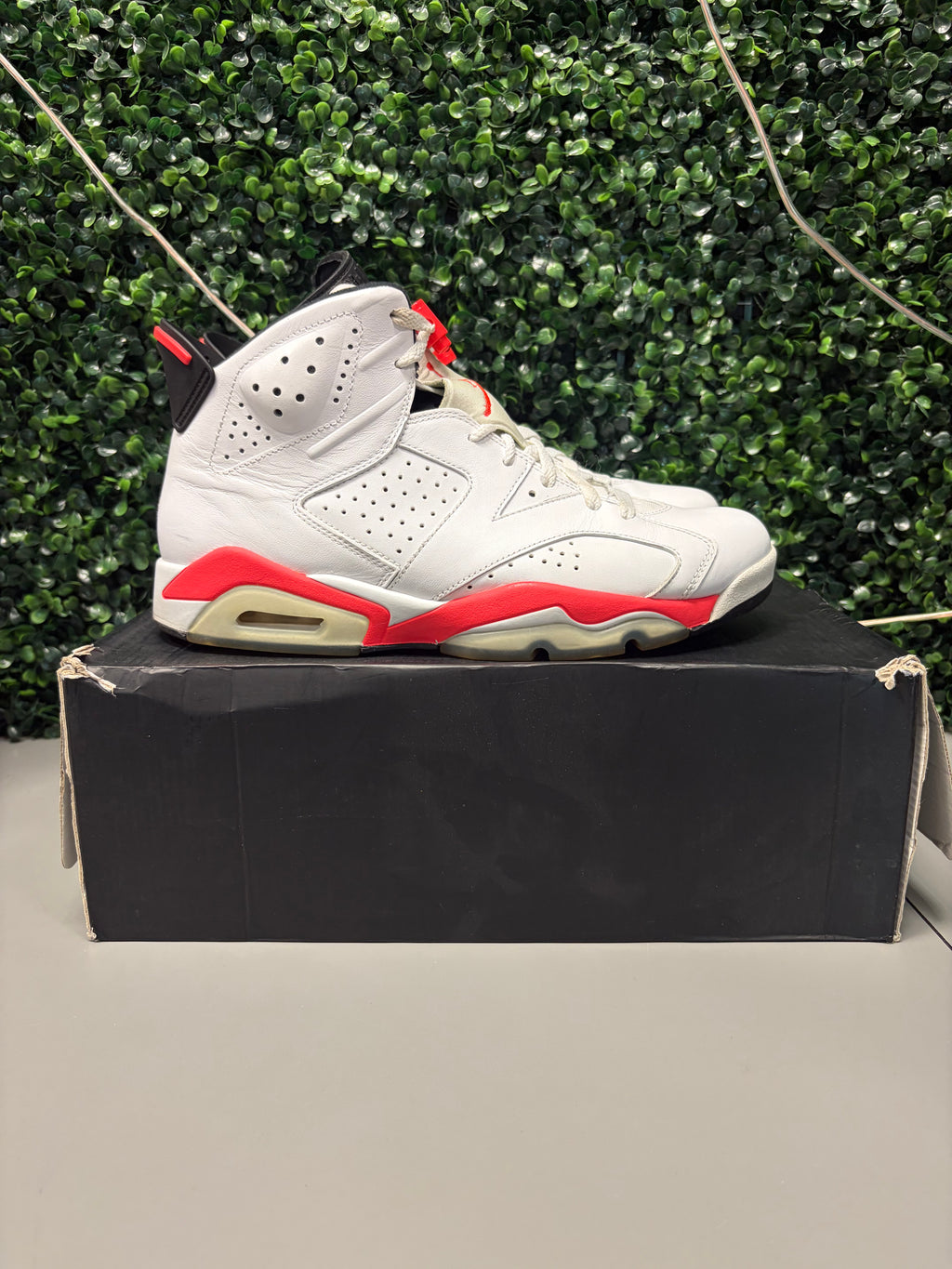 Jordan 6 Retro "Infrared White" Size 10 Preowned