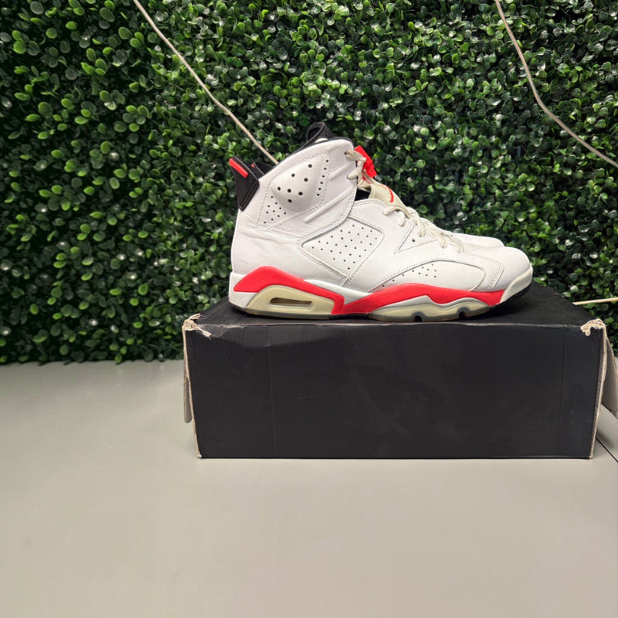 Jordan 6 Retro "Infrared White" Size 10 Preowned