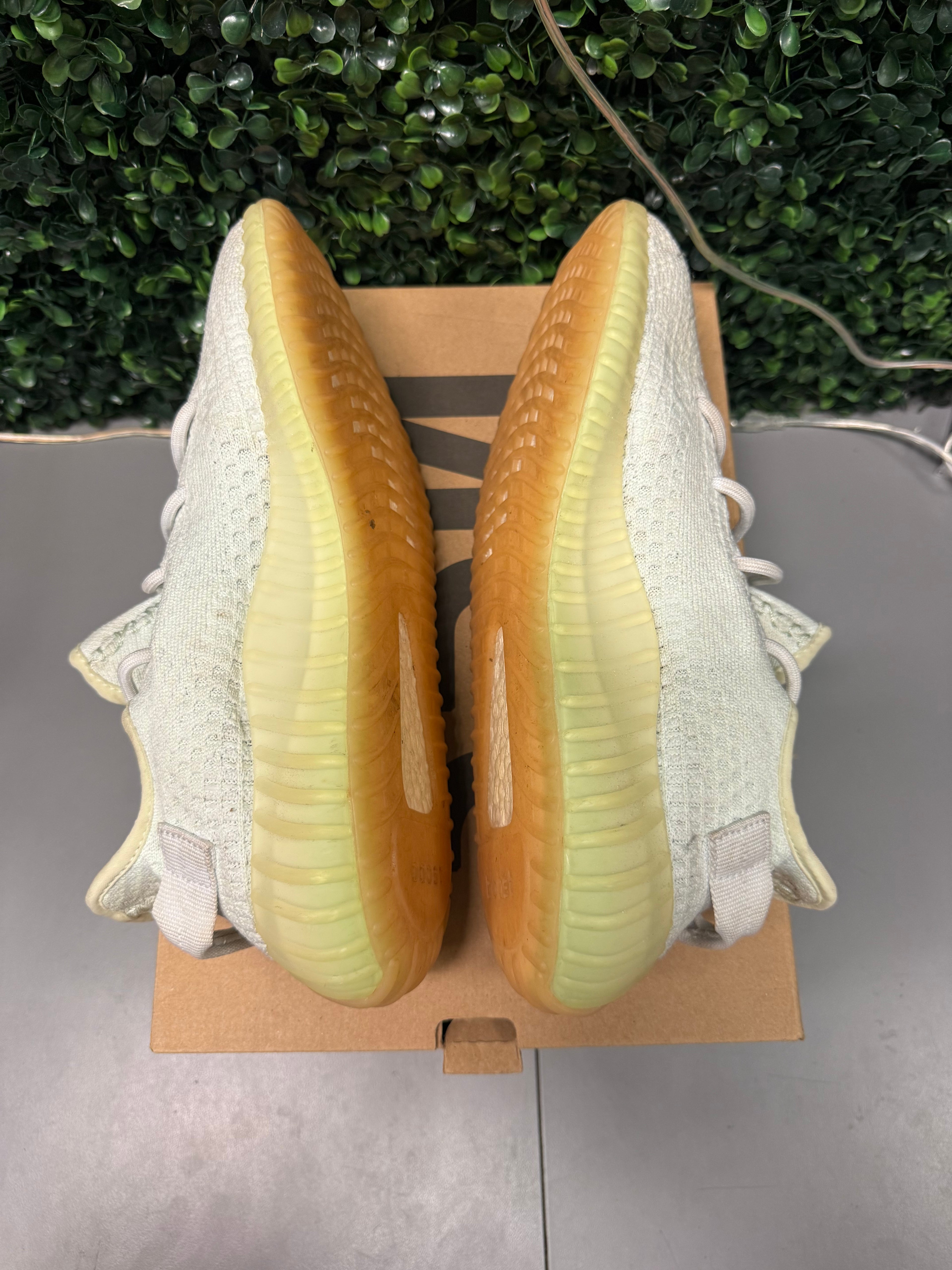 Yeezy 350 V2 "Hyperspace" Size 9.5 Preowned
