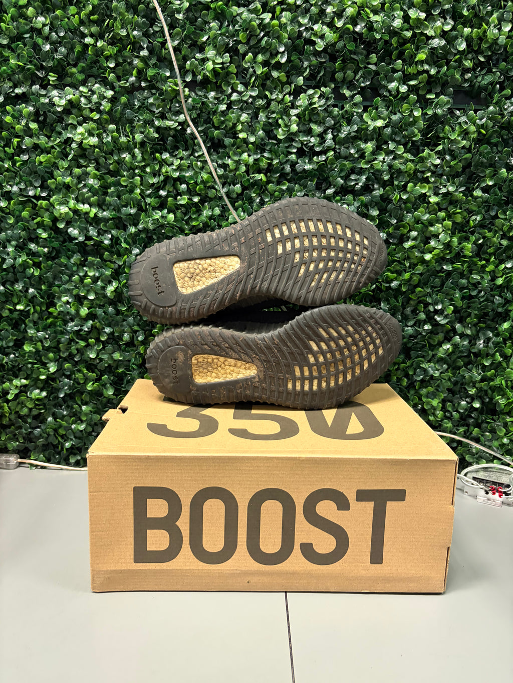 Yeezy Boost 350 V2 "Dazzling Blue" Size 10 Preowned