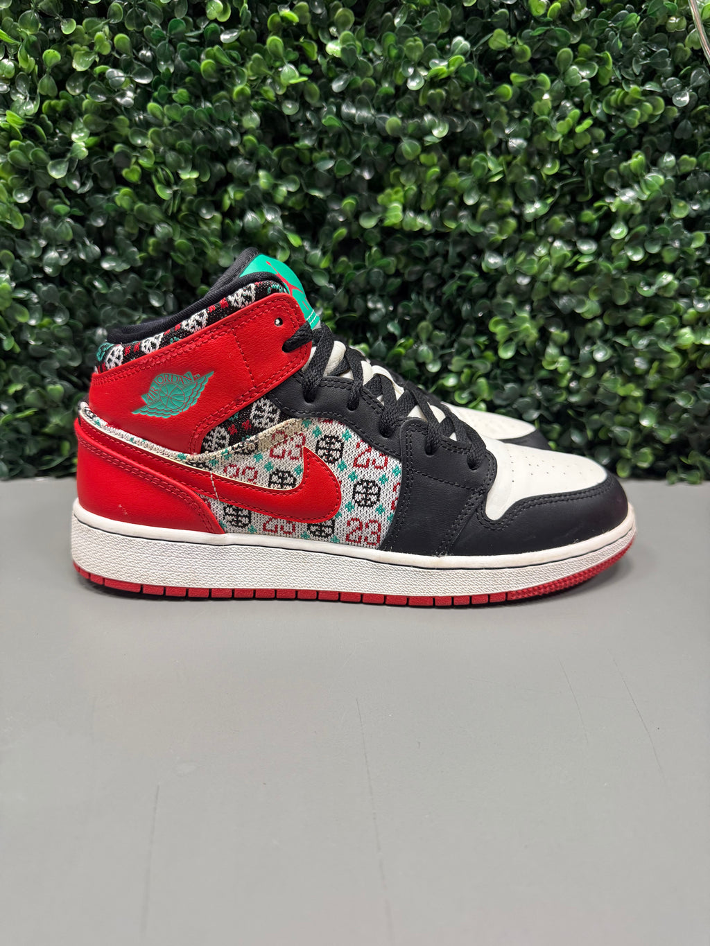 Jordan 1 Mid SE "Ugly Christmas Sweater" Size 6.5Y Preowned