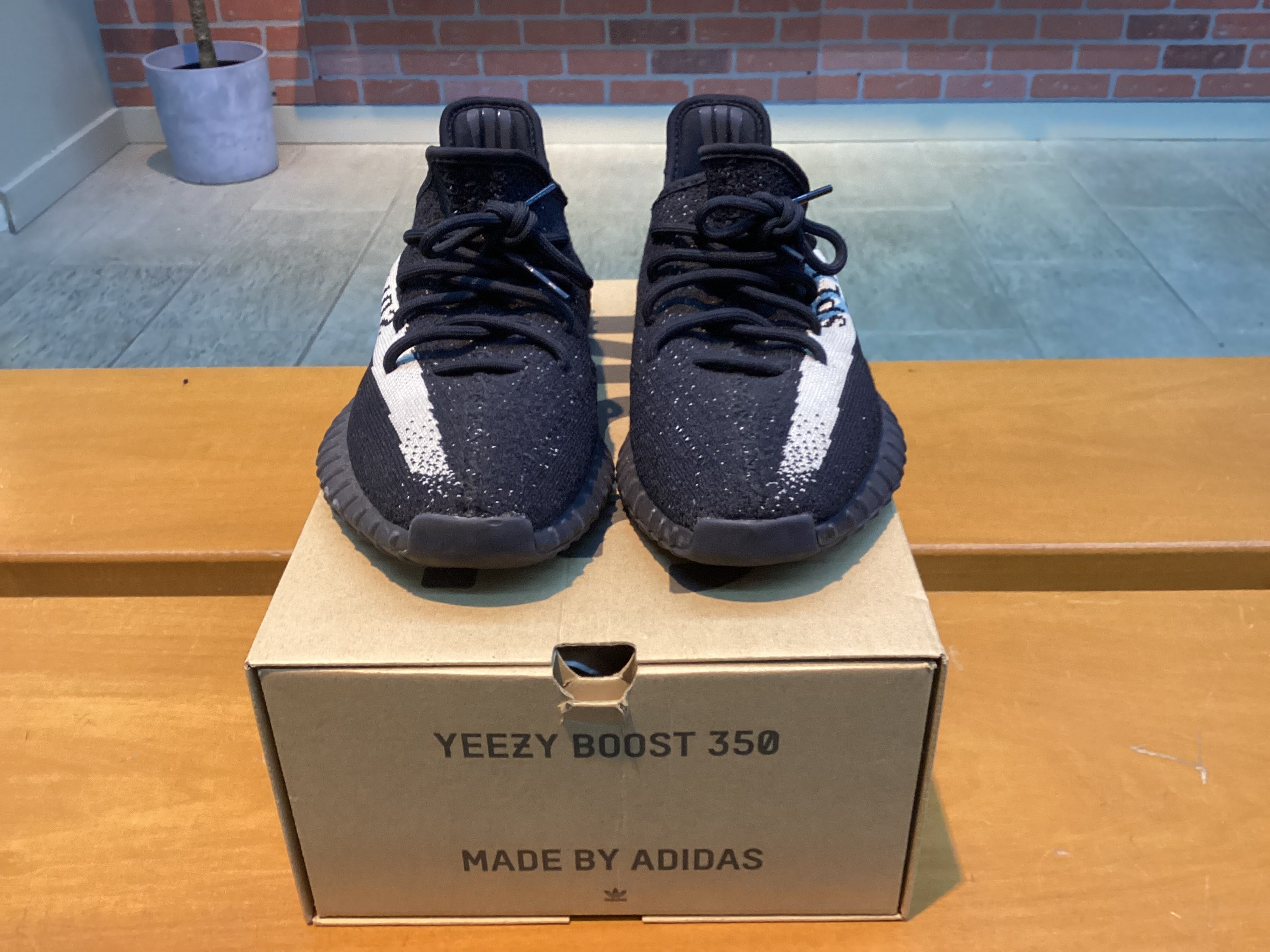Yeezy 350 v2 Core Black size 9.5 Preowned