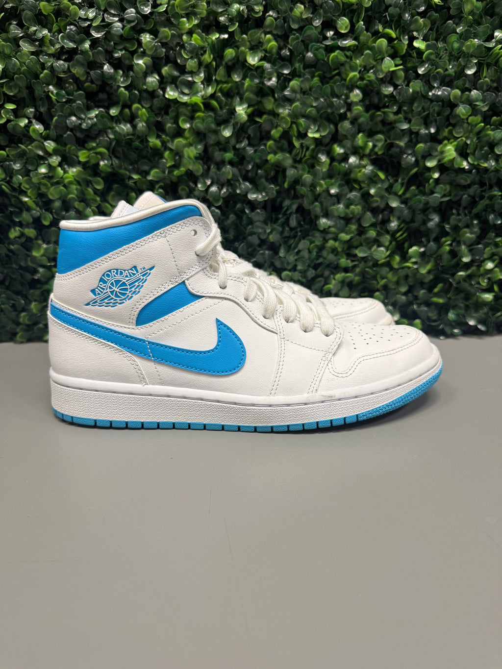 Jordan 1 Mid “UNC” Size 8.5W / 7Y Preowned