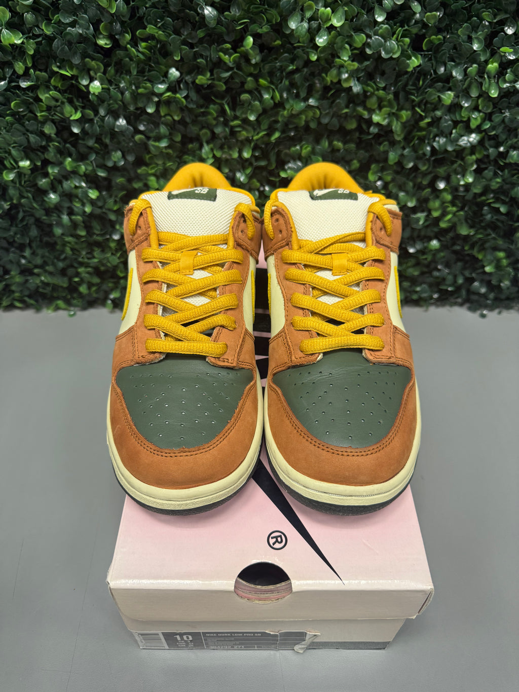 Nike SB Dunk Low "Vapour Mineral Yellow" Size 10 Preowned