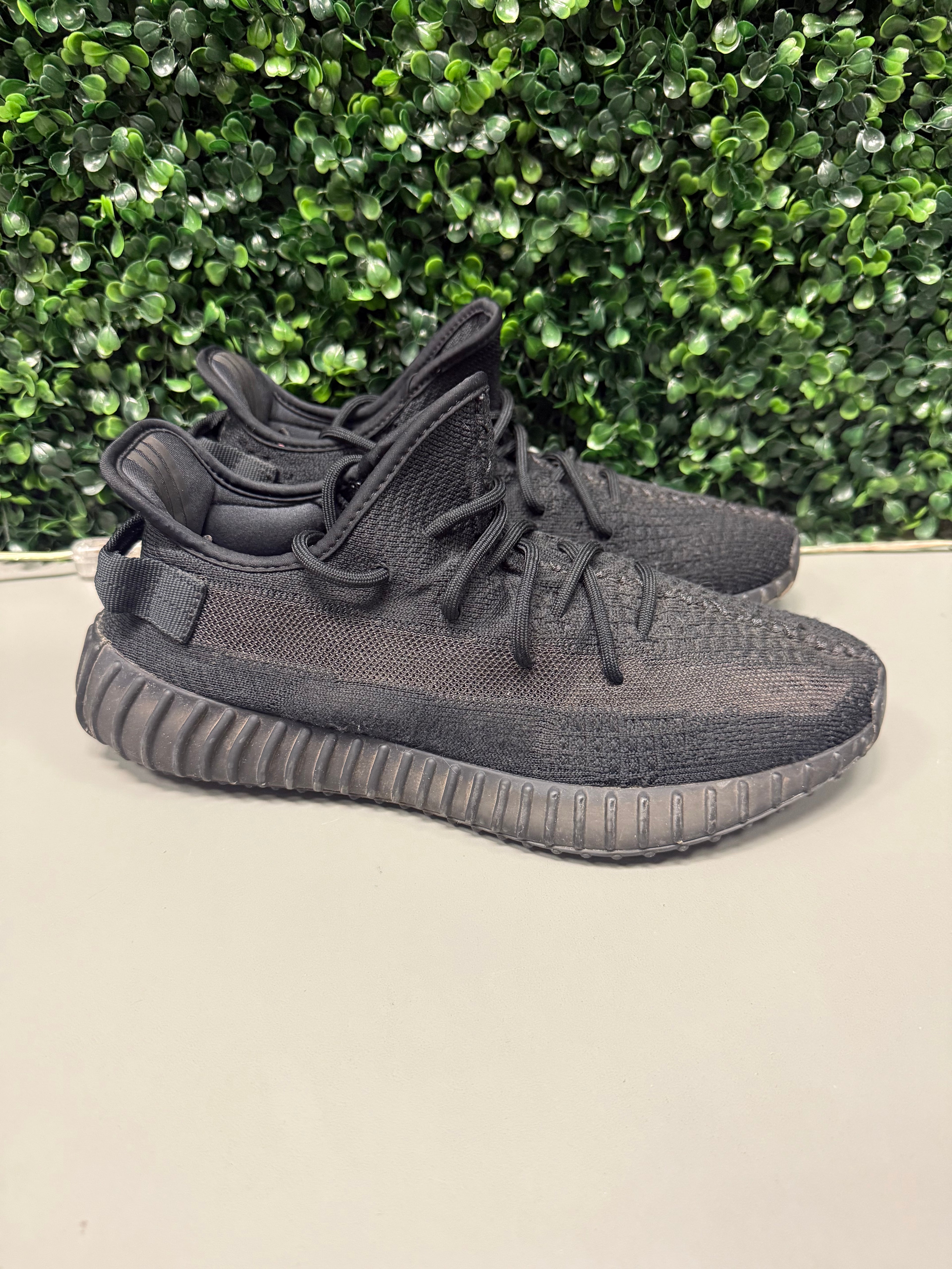 Adidas Yeezy Boost 350 V2 "Onyx" Size 10.5 Preowned