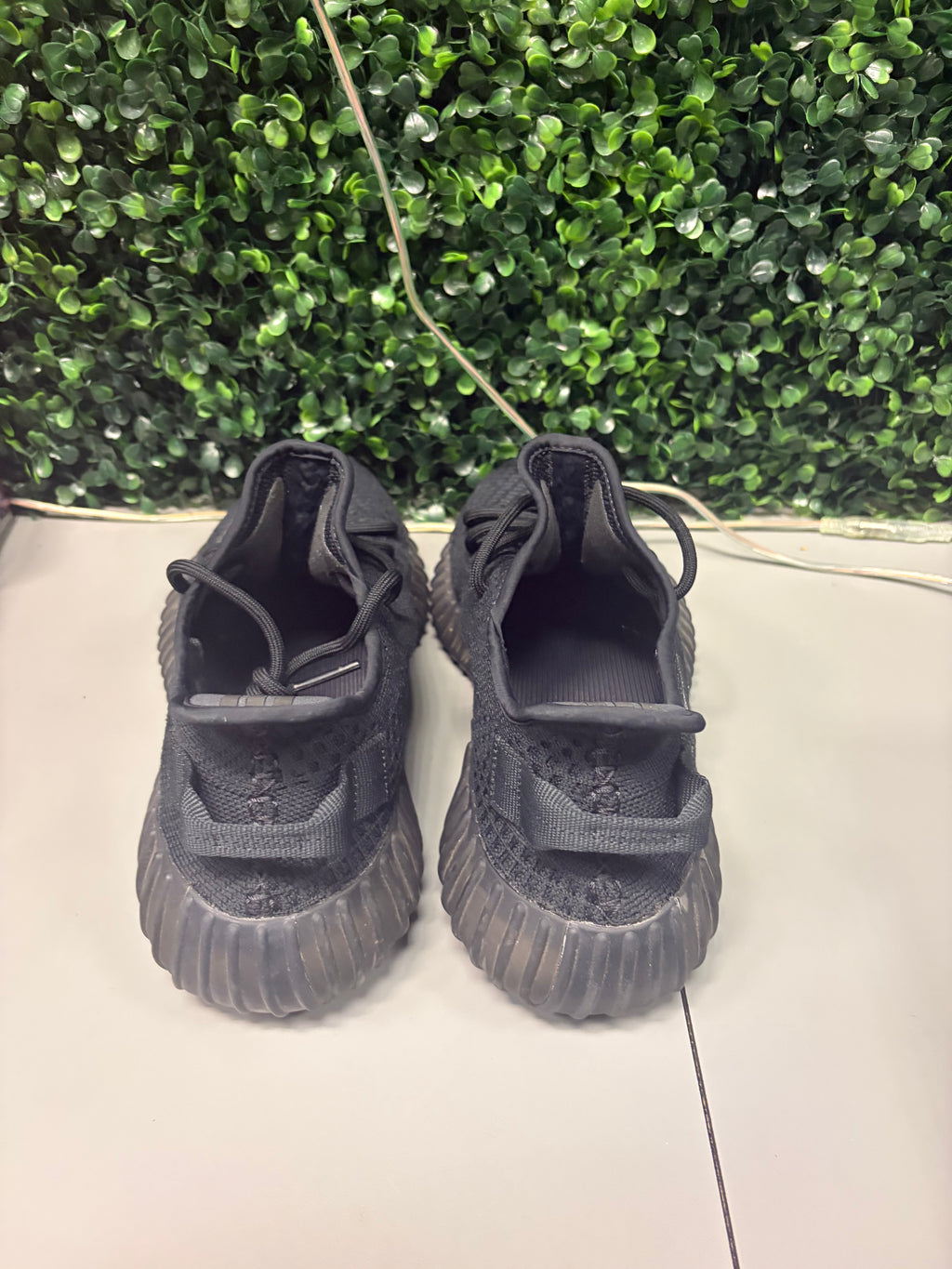 adidas Yeezy Boost 350 V2 "Onyx" Size 10 Preowned