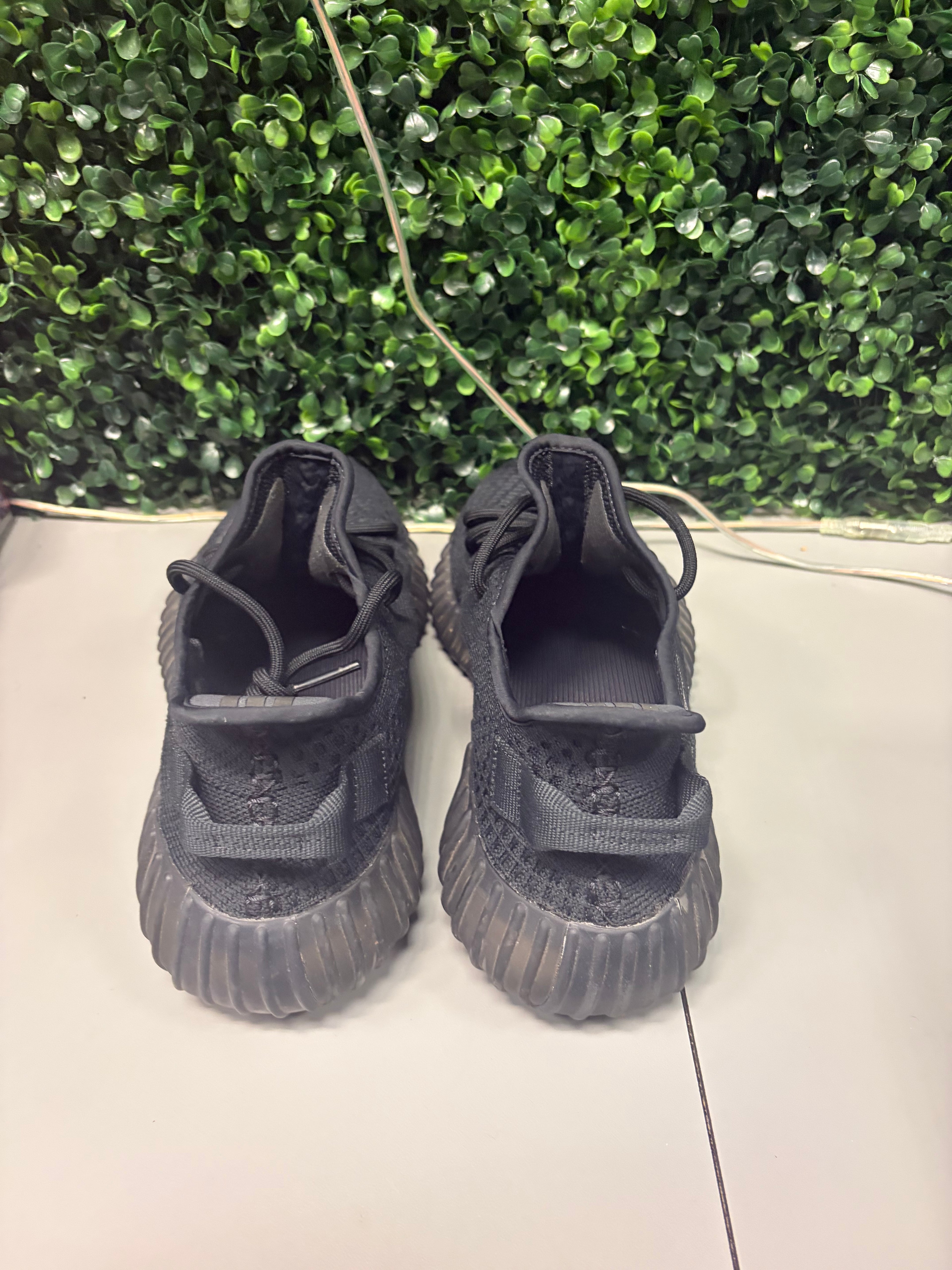 adidas Yeezy Boost 350 V2 "Onyx" Size 10 Preowned