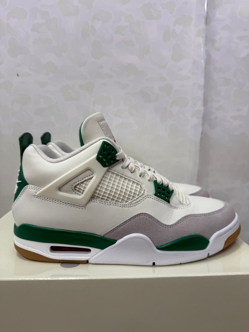 Jordan 4 SB “ Pine Green” Size 9.5 Preowned