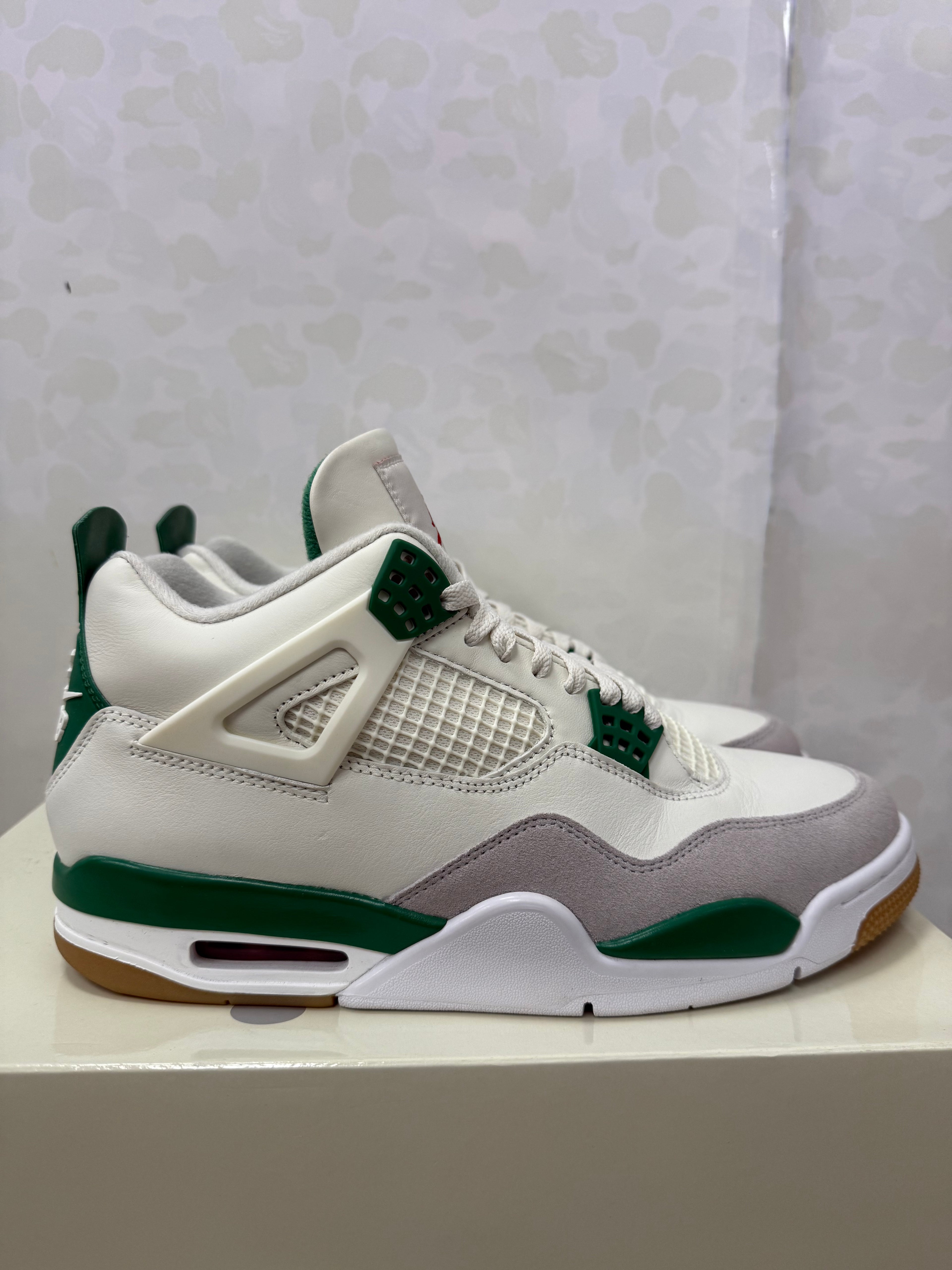 Jordan 4 SB “ Pine Green” Size 9.5 Preowned