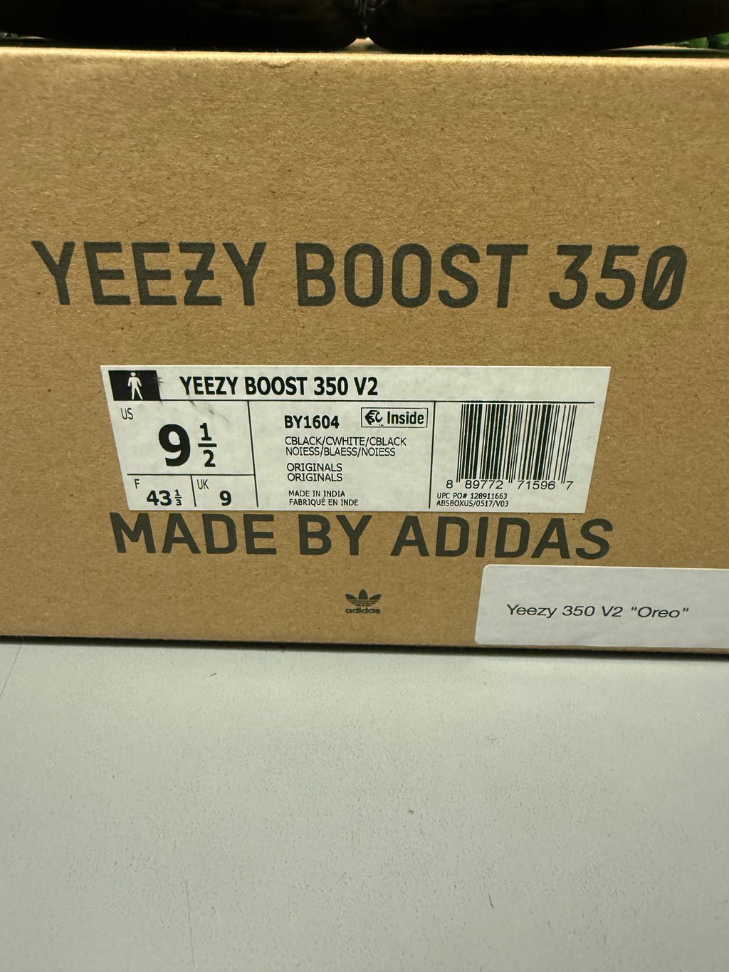 Yeezy 350 V2 "Oreo" Size 9.5 Preowned