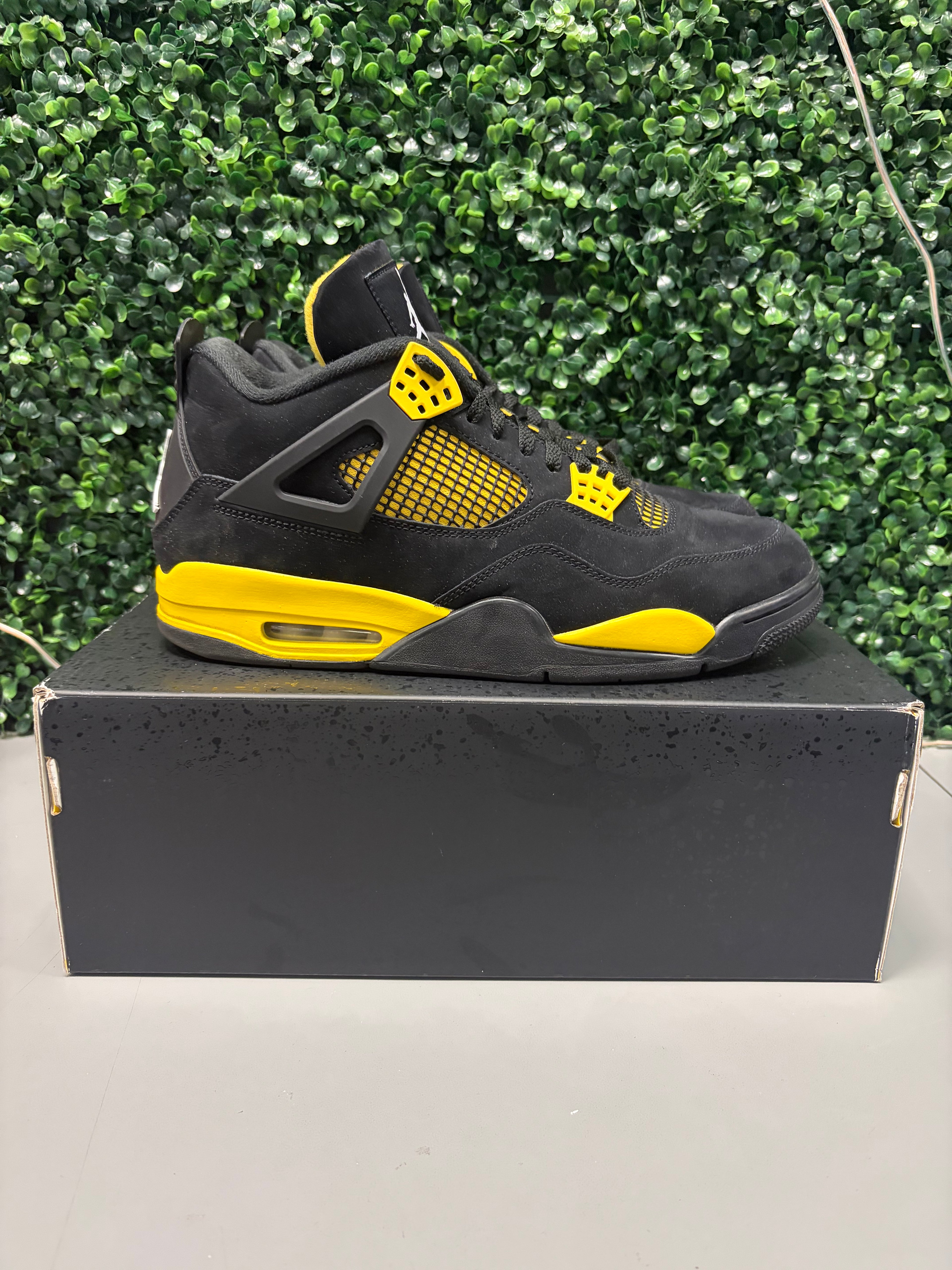 Jordan 4 Retro "Thunder" Size 12.5 Preowned
