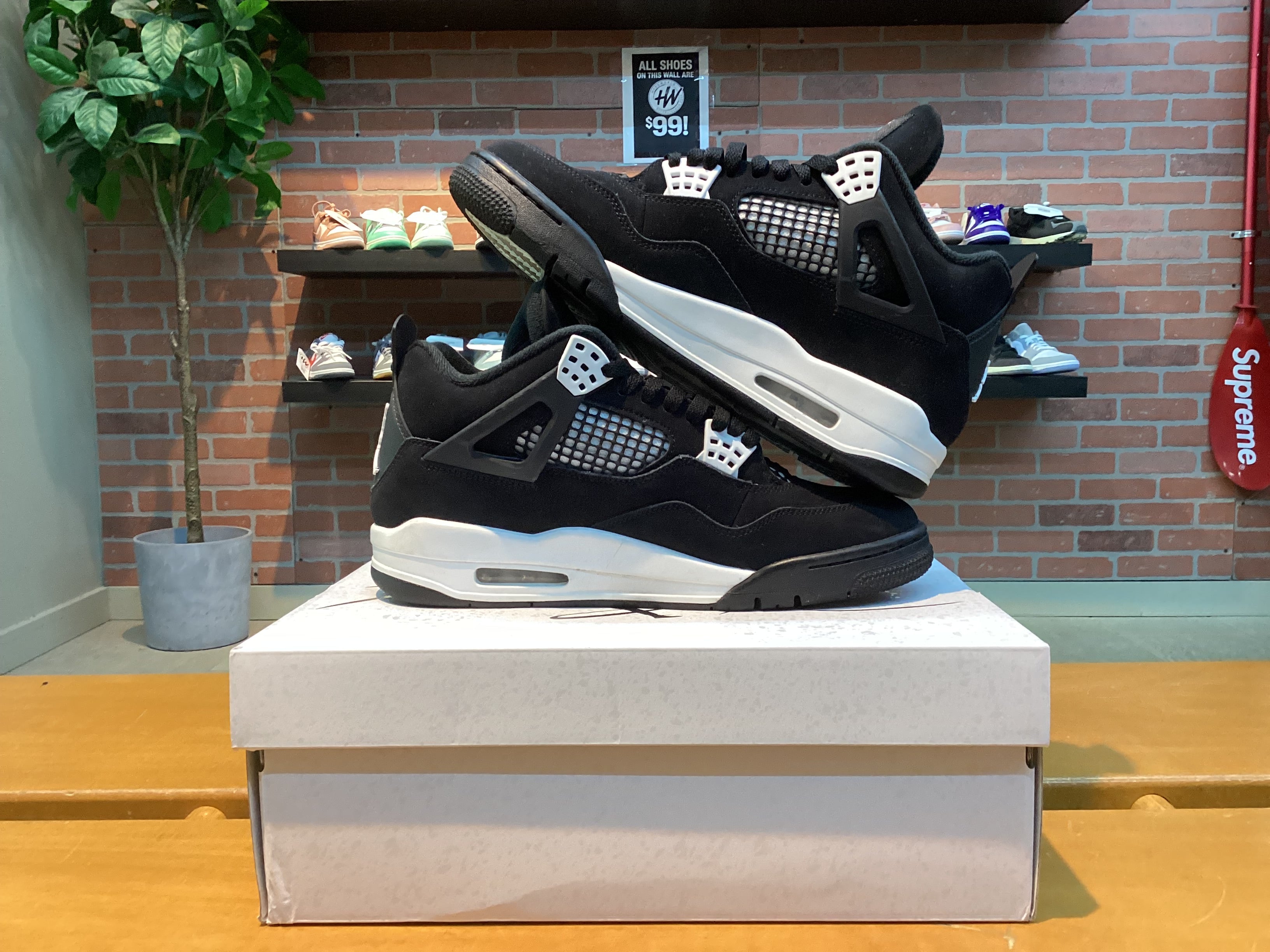 Jordan 4 White Thunder size 9 Preowned
