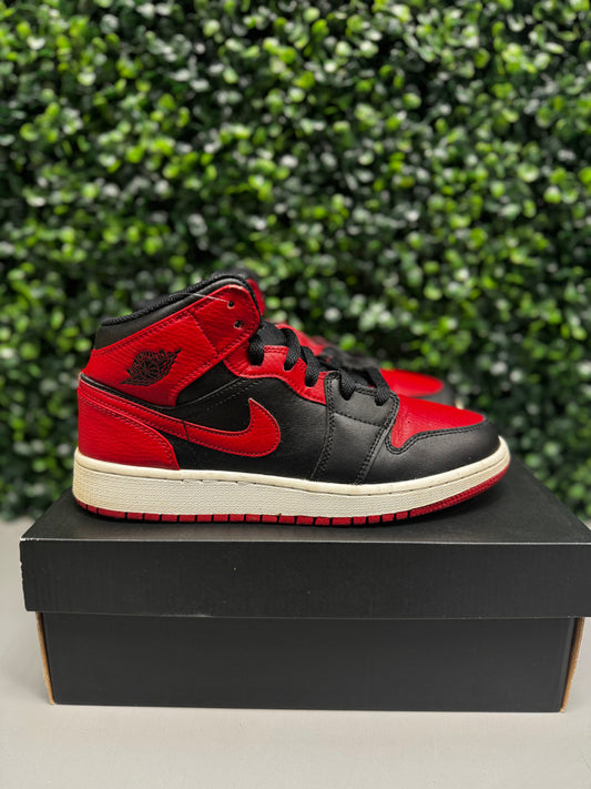 Jordan 1 Mid "Banned" Size 6Y Preowned