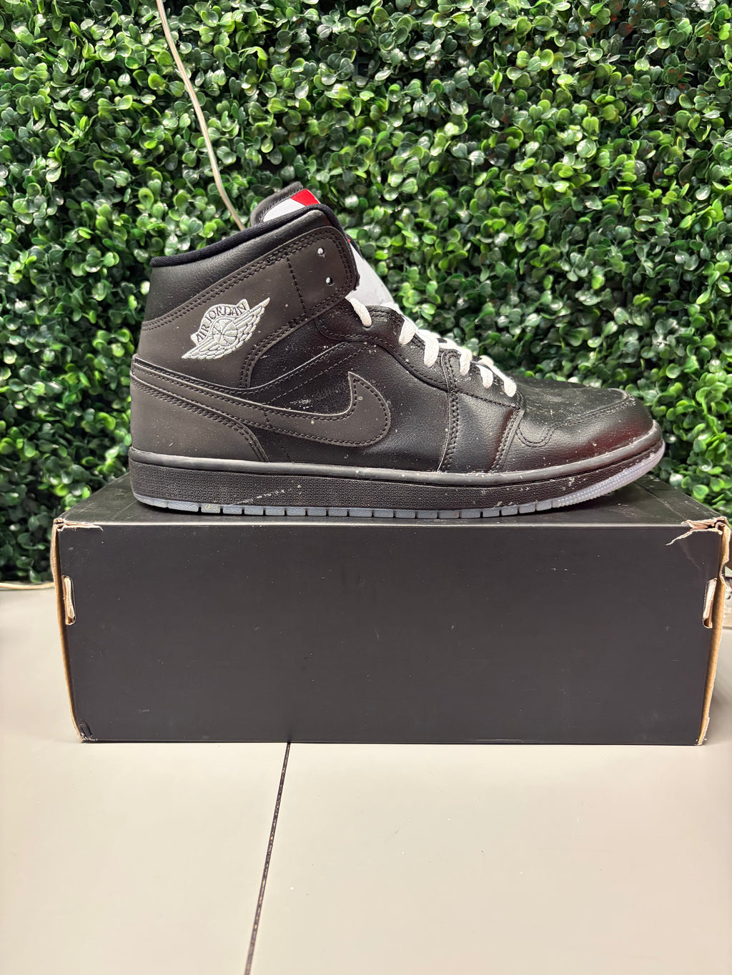 Jordan 1 Mid SE "Black Metallic Reimagined" Size 11.5 Preowned