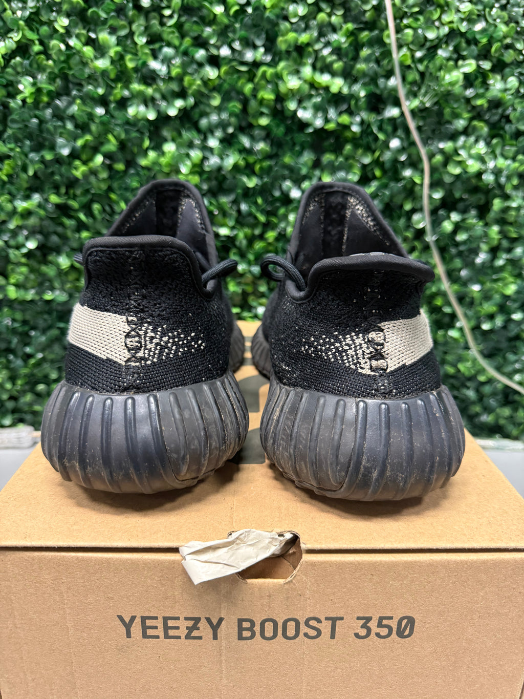 Yeezy 350 V2 "Oreo" Size 9.5 Preowned