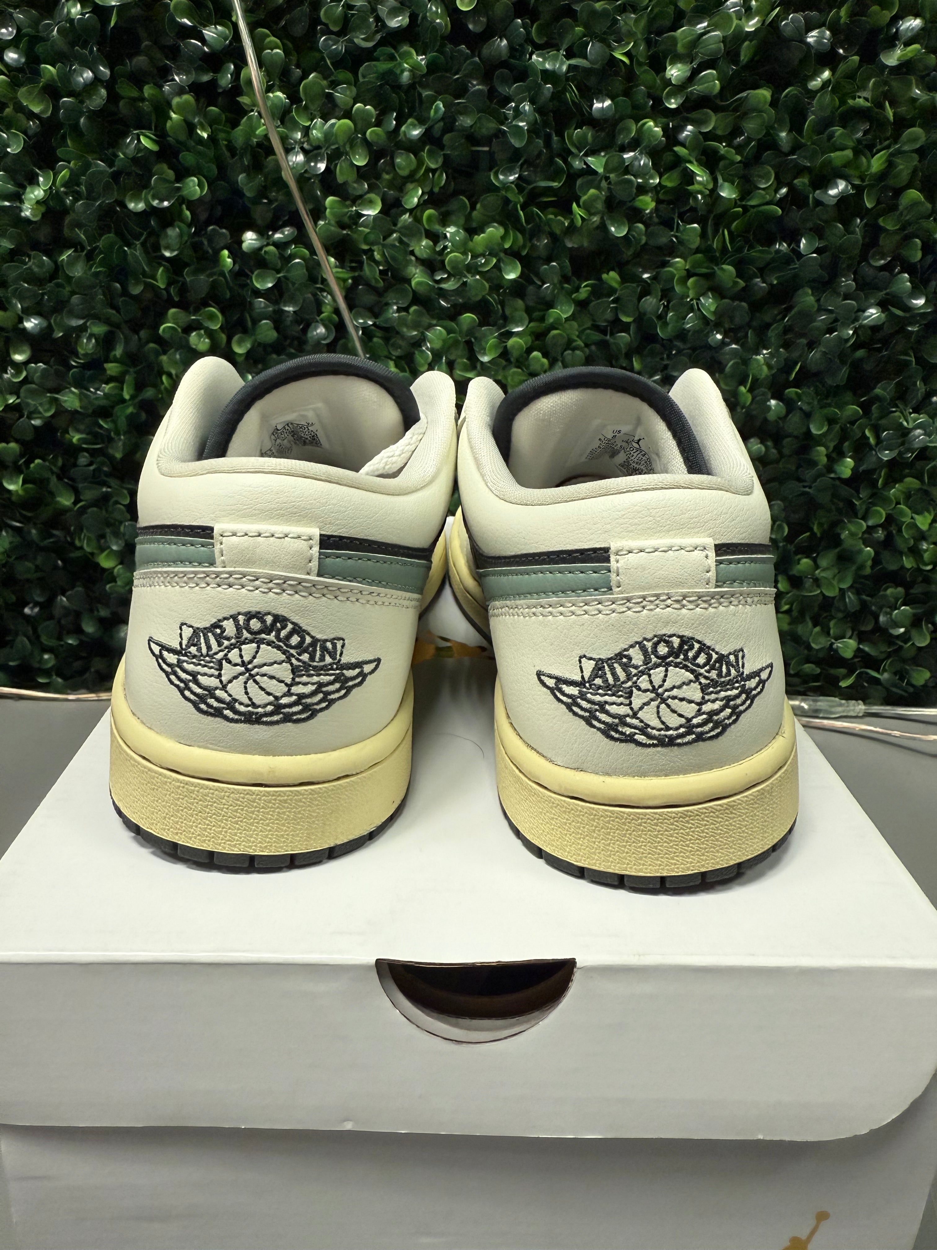 Jordan 1 Low "Jade Smoke" Size 8W / 6.5Y Preowned