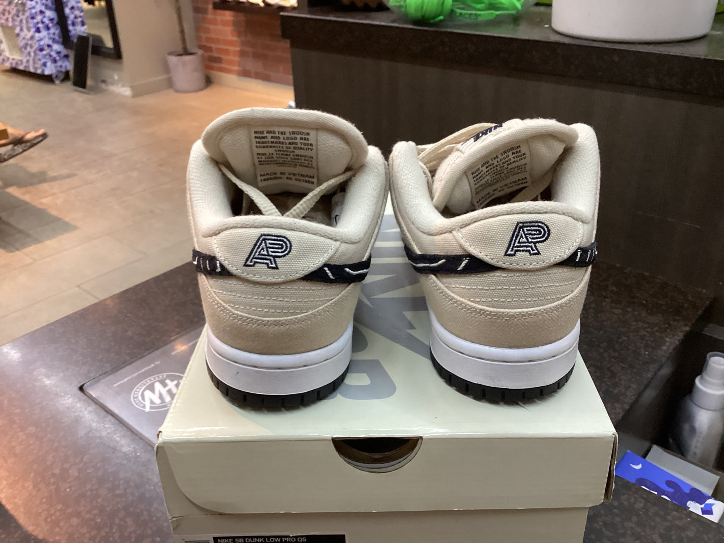 Nike SB Dunk “Albino & Preto” Size 5.5M / 7W Preowned