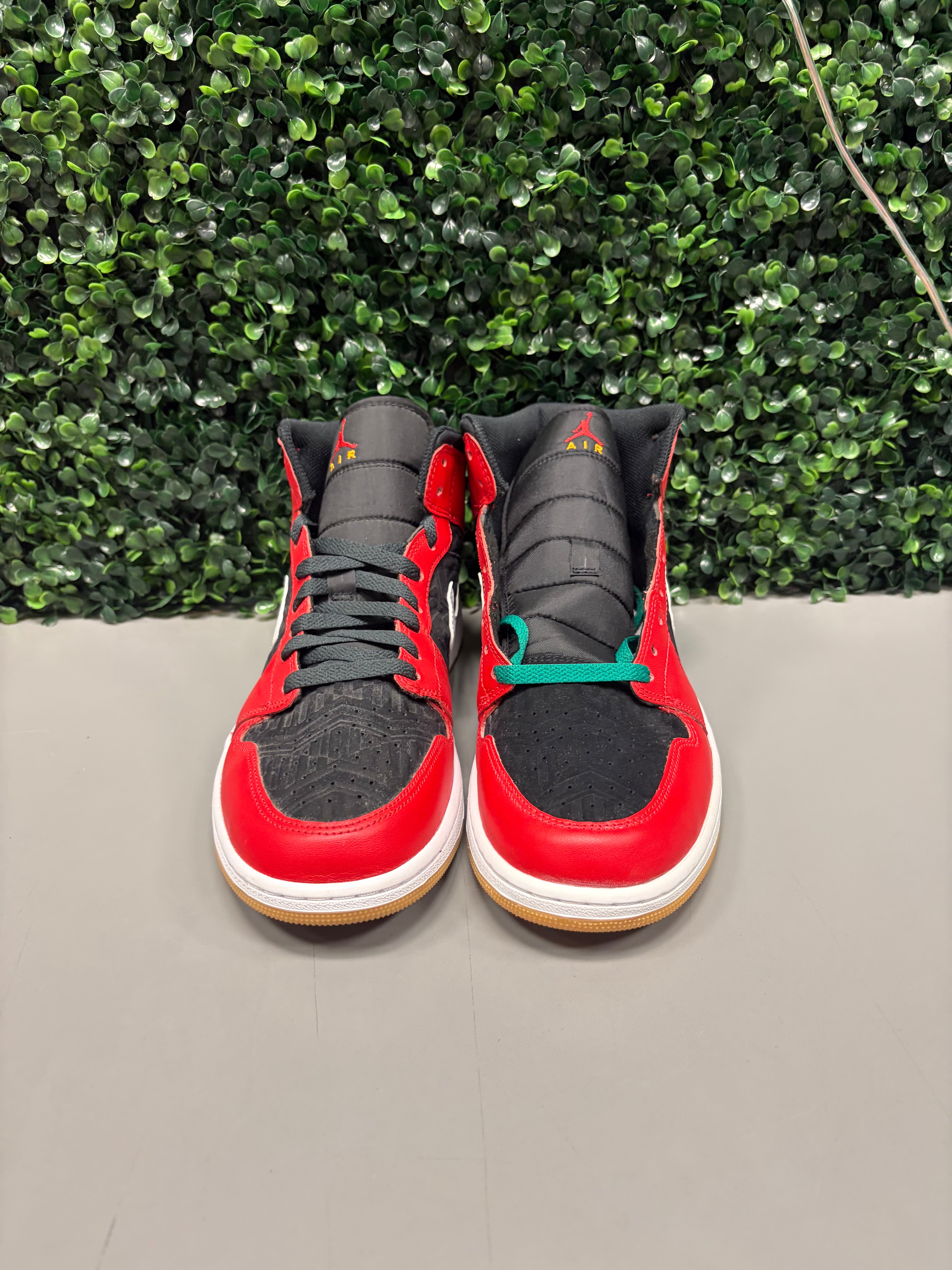 Jordan 1 Mid "Christmas" Size 11 Preowned