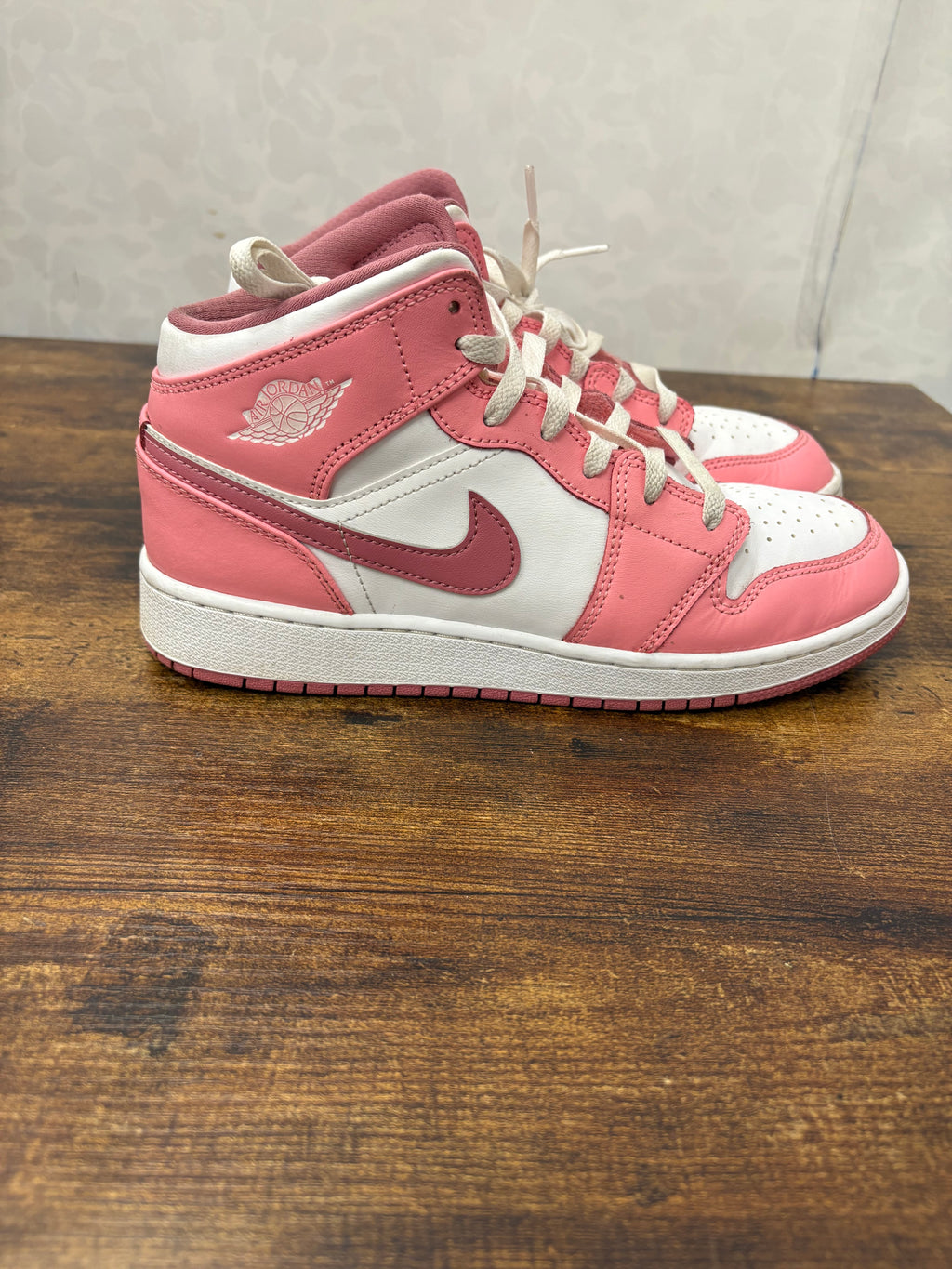 Jordan 1 Mid “Valentines Day” Size 7Y Preowned