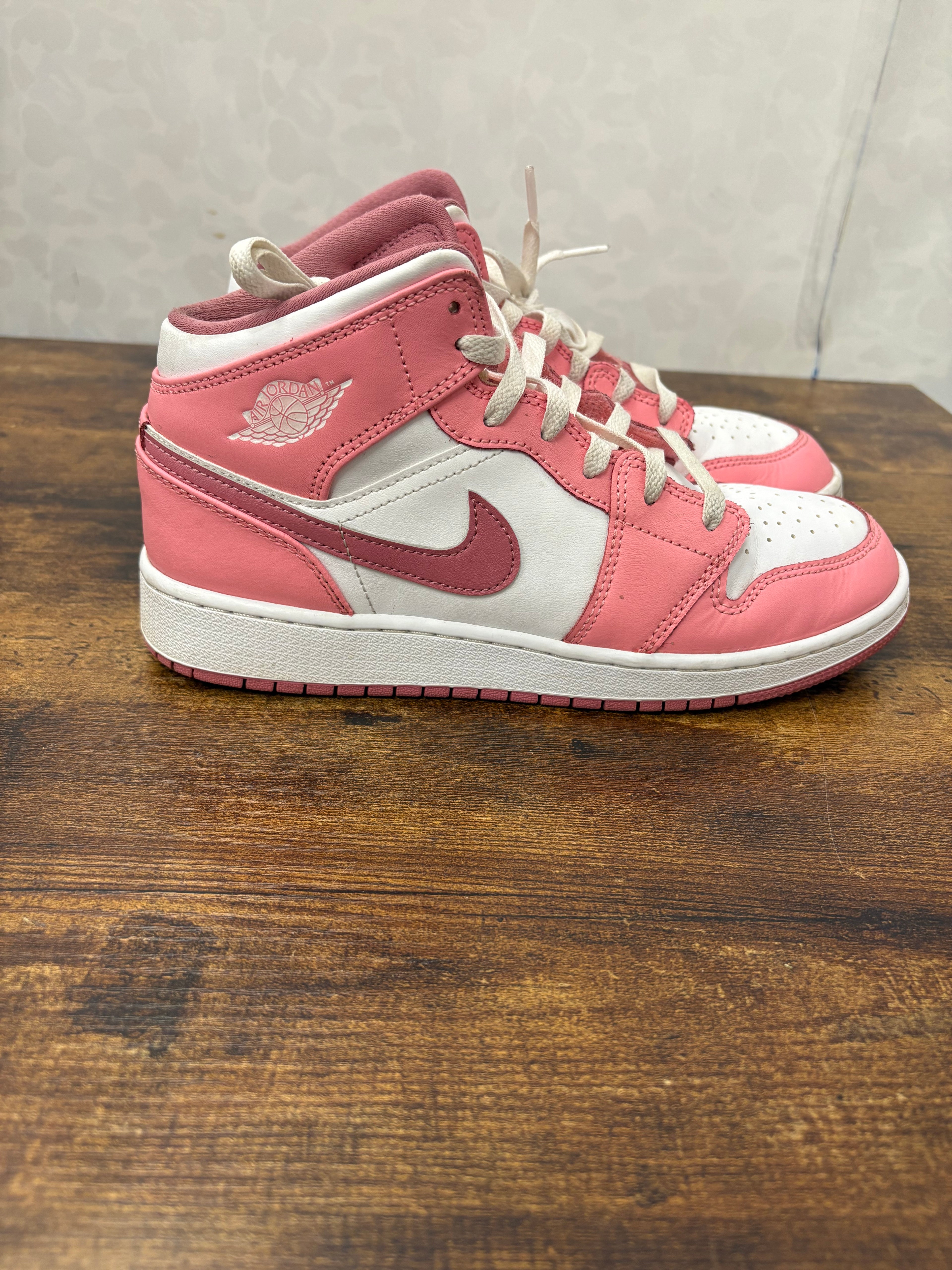 Jordan 1 Mid “Valentines Day” Size 7Y Preowned