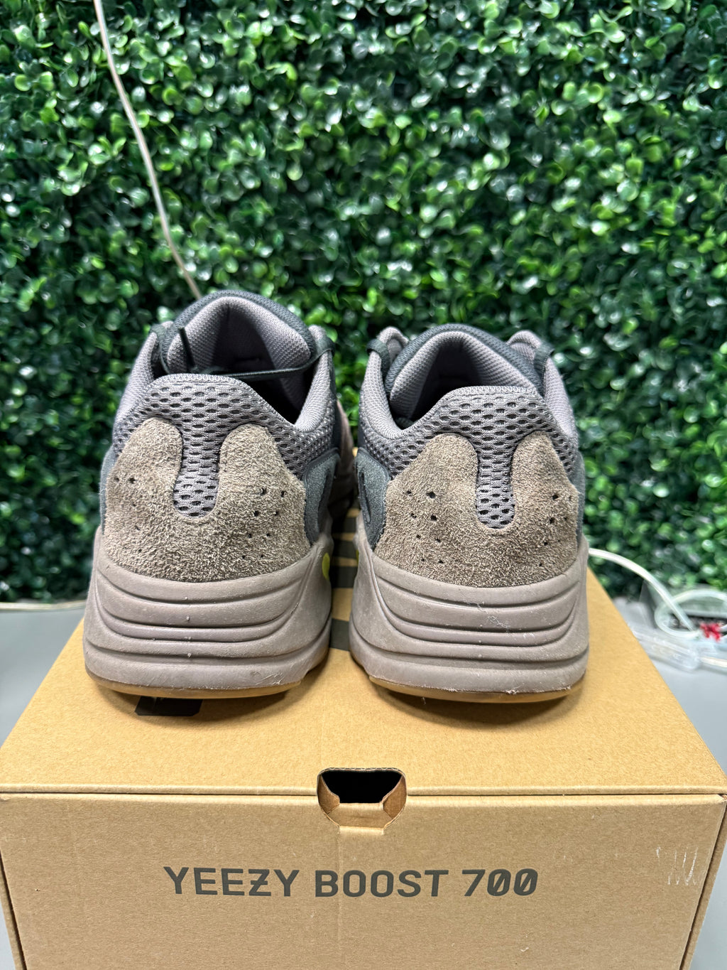 Yeezy 700 "Mauve" Size 11 Preowned