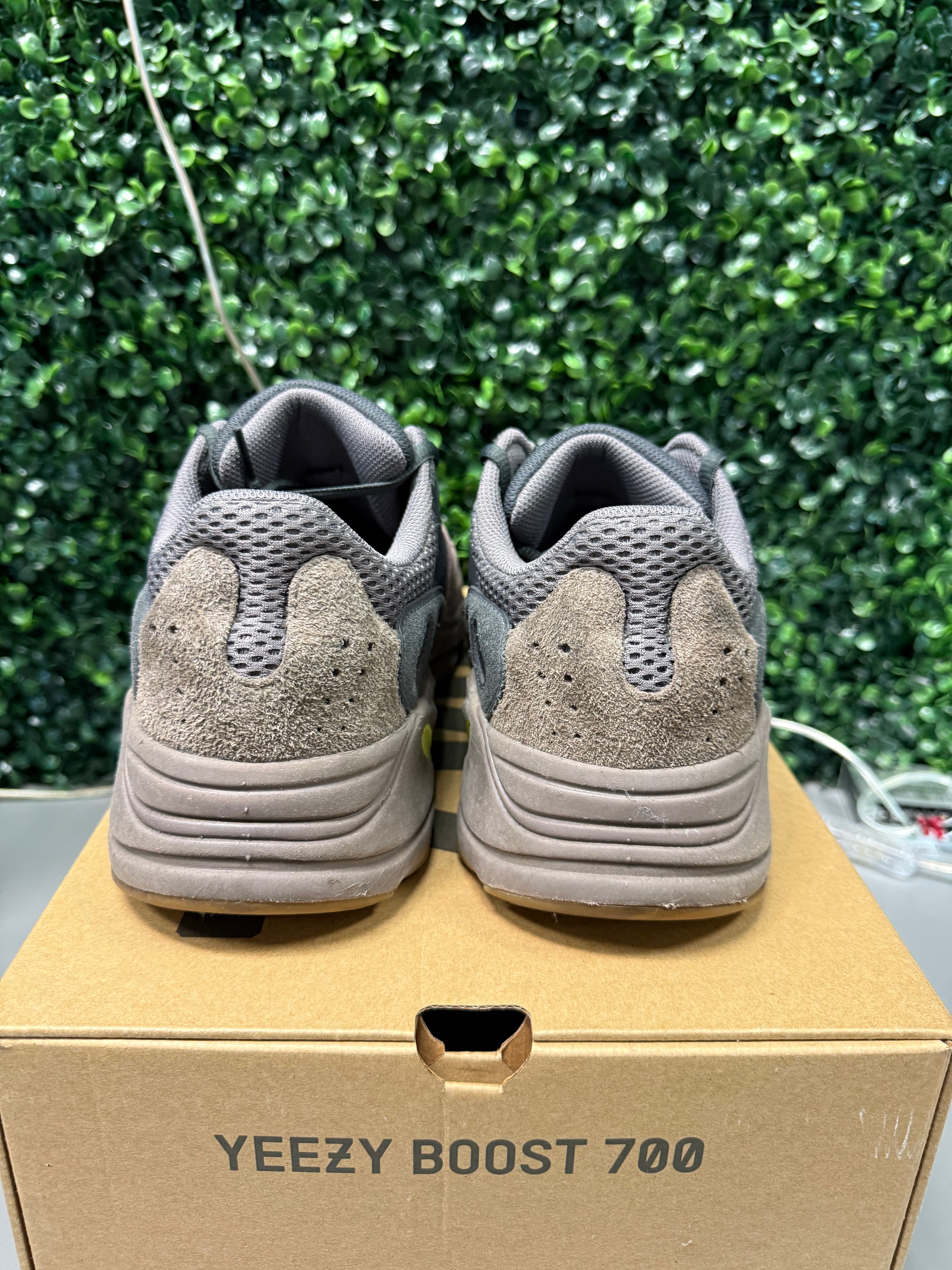 Yeezy 700 "Mauve" Size 11 Preowned