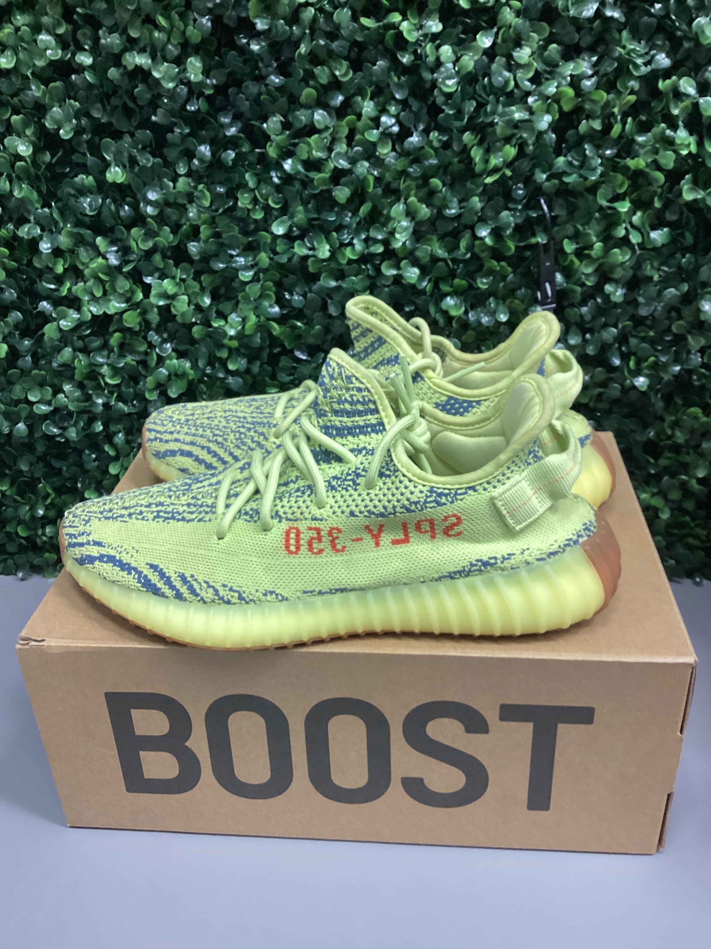 Yeezy 350 “Frozen Moments” Size 9 Preowned