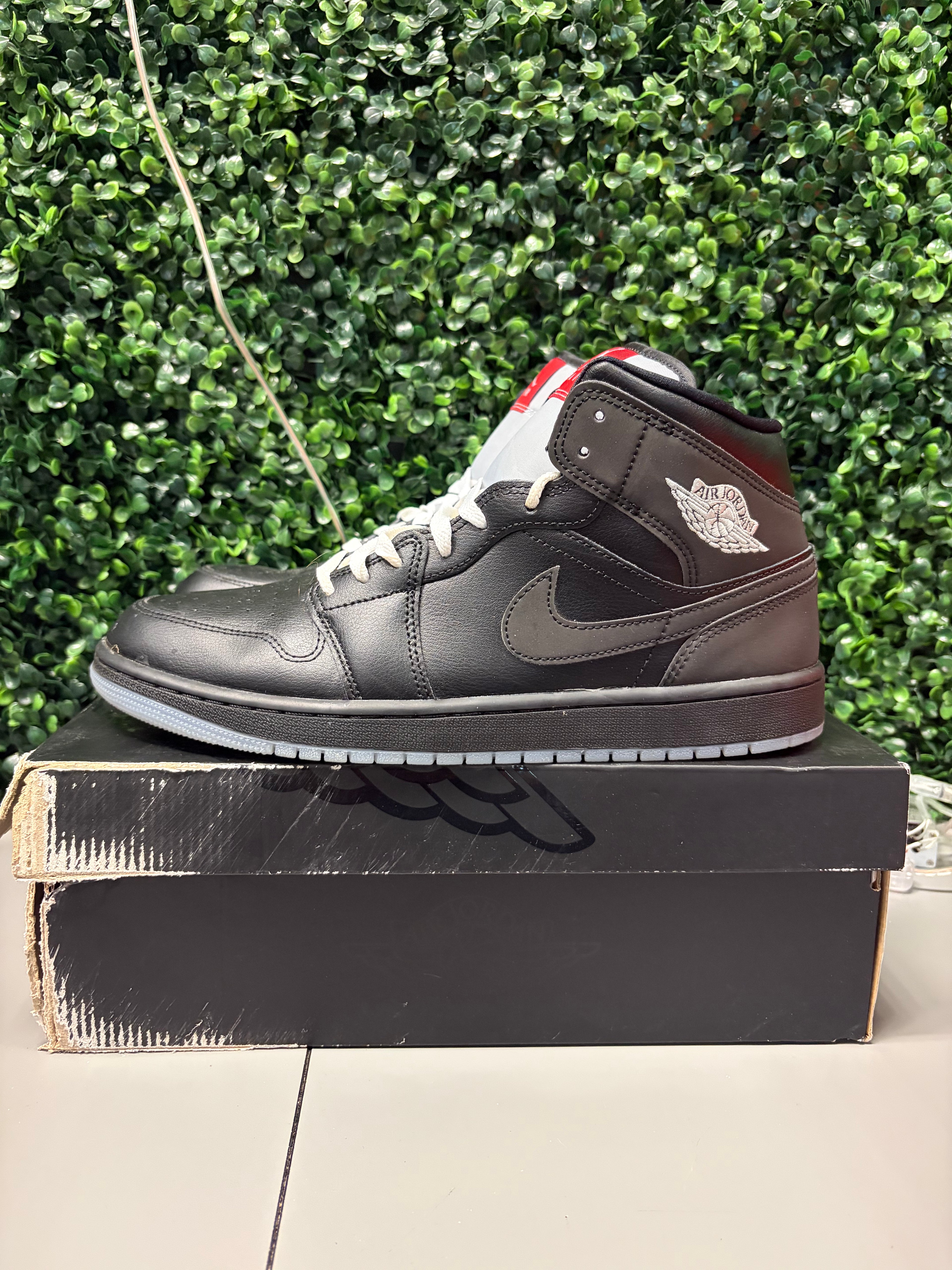 Jordan 1 Mid SE "Black Metallic Reimagined" Size 11.5 Preowned