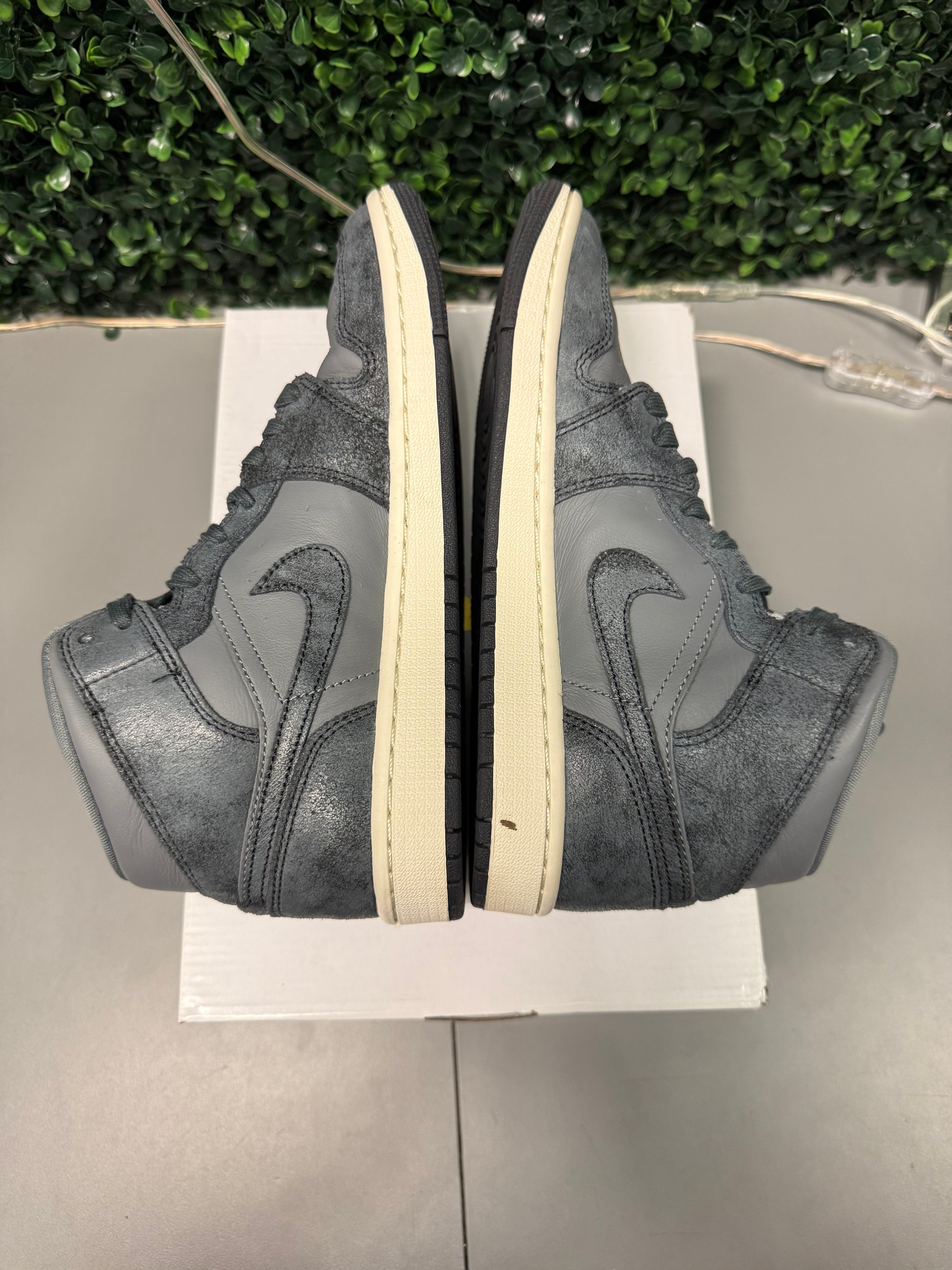 Jordan 1 Mid "Smoke Grey" Size 7.5W / 6Y Preowned