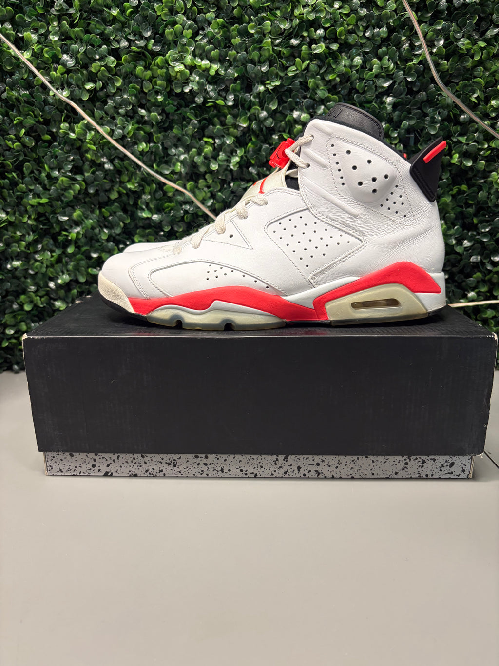 Jordan 6 Retro "Infrared White" Size 10 Preowned