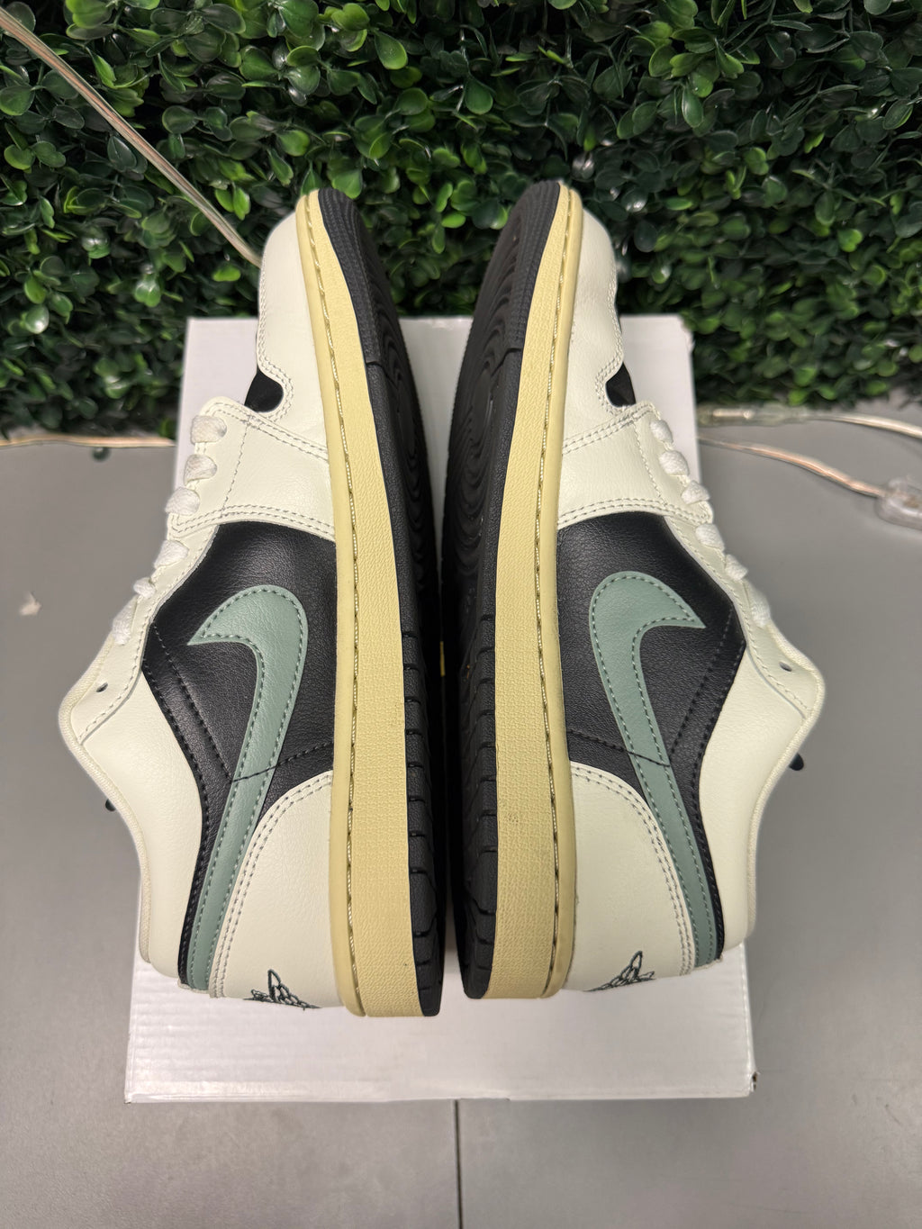 Jordan 1 Low "Jade Smoke" Size 8W / 6.5Y Preowned