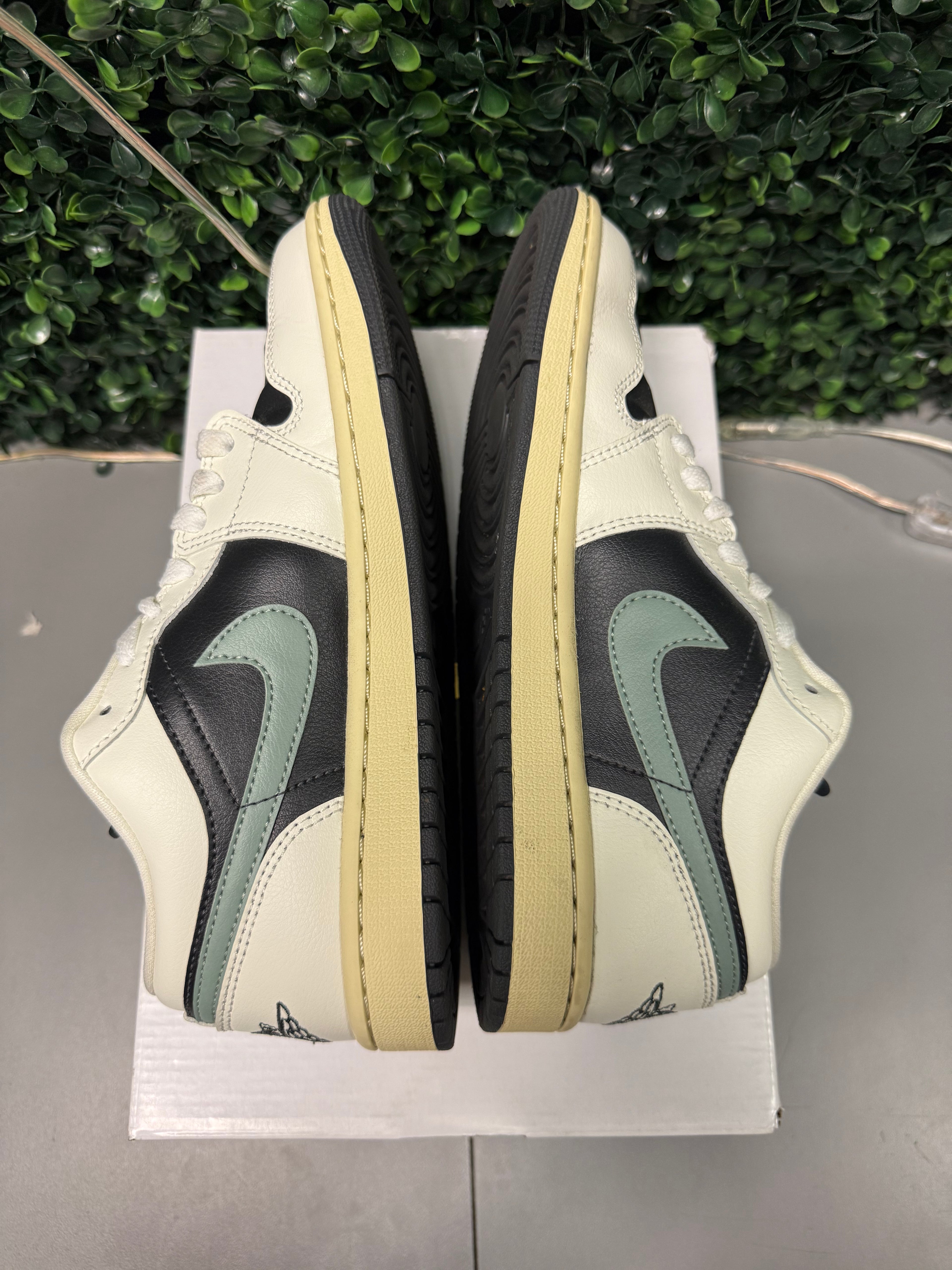Jordan 1 Low "Jade Smoke" Size 8W / 6.5Y Preowned
