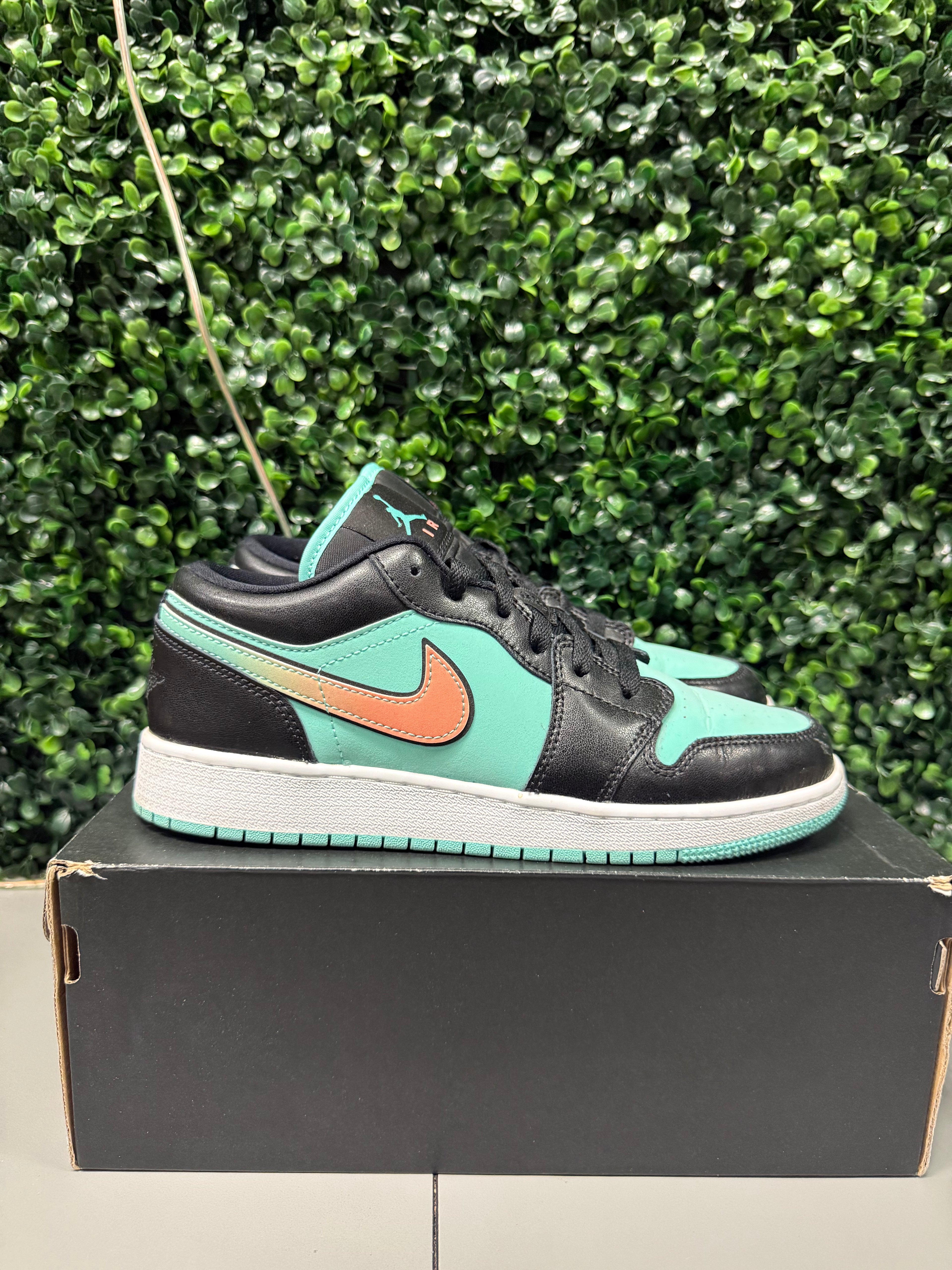 Jordan 1 Low SE "Tropical Twist" Size 6.5Y Preowned