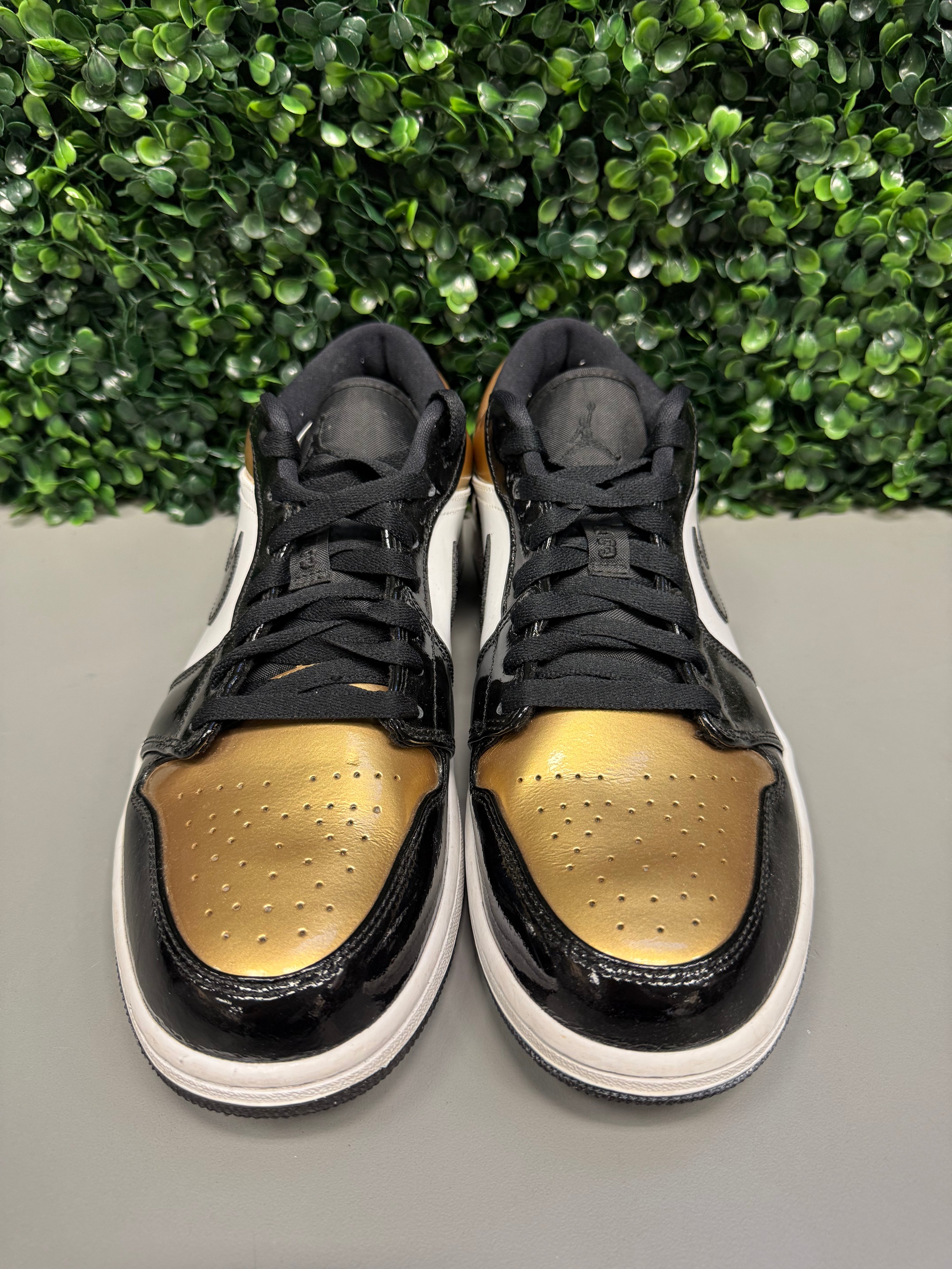 Jordan 1 Low "Gold Toe" Size 10 Preowned