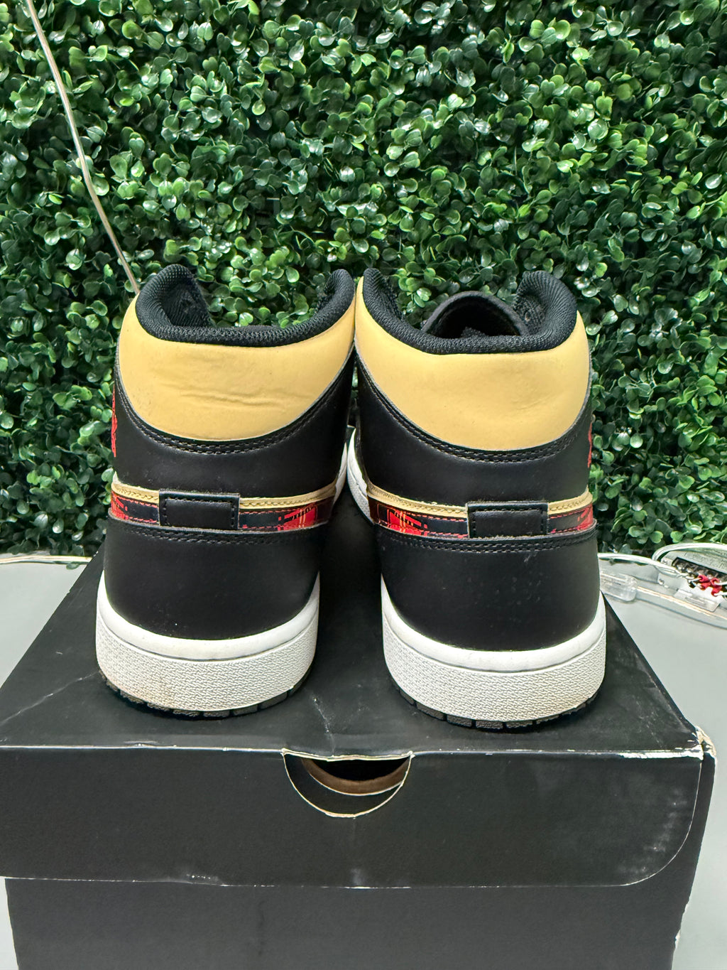 Jordan 1 Mid "Tartan Swoosh" Size 10.5 Preowned