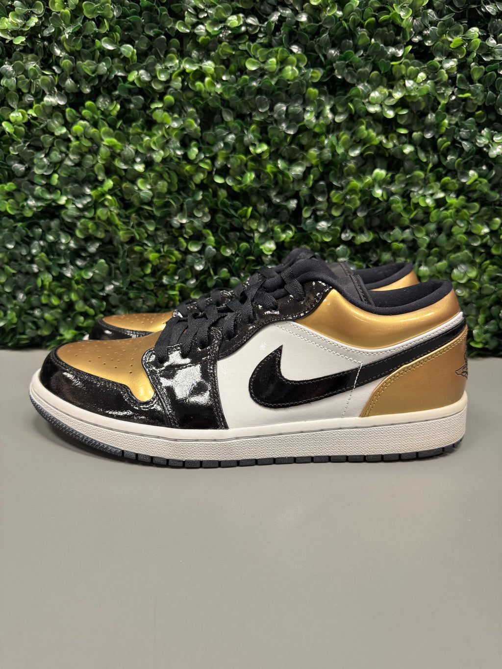 Jordan 1 Low "Gold Toe" Size 10 Preowned