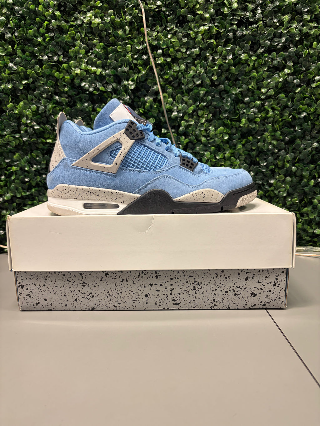 Jordan 4 Retro "University Blue" Size 11 Preowned
