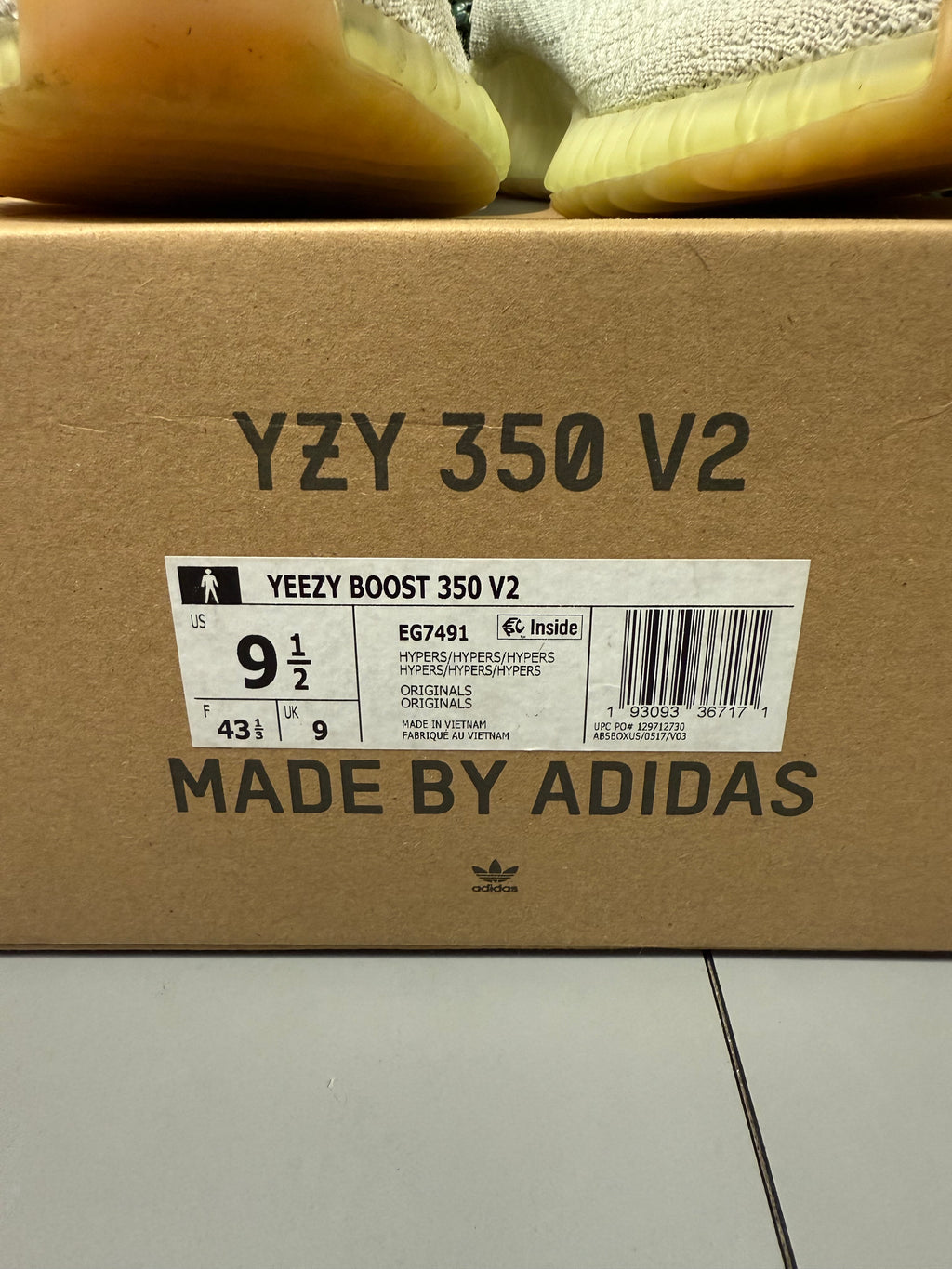 Yeezy 350 V2 "Hyperspace" Size 9.5 Preowned