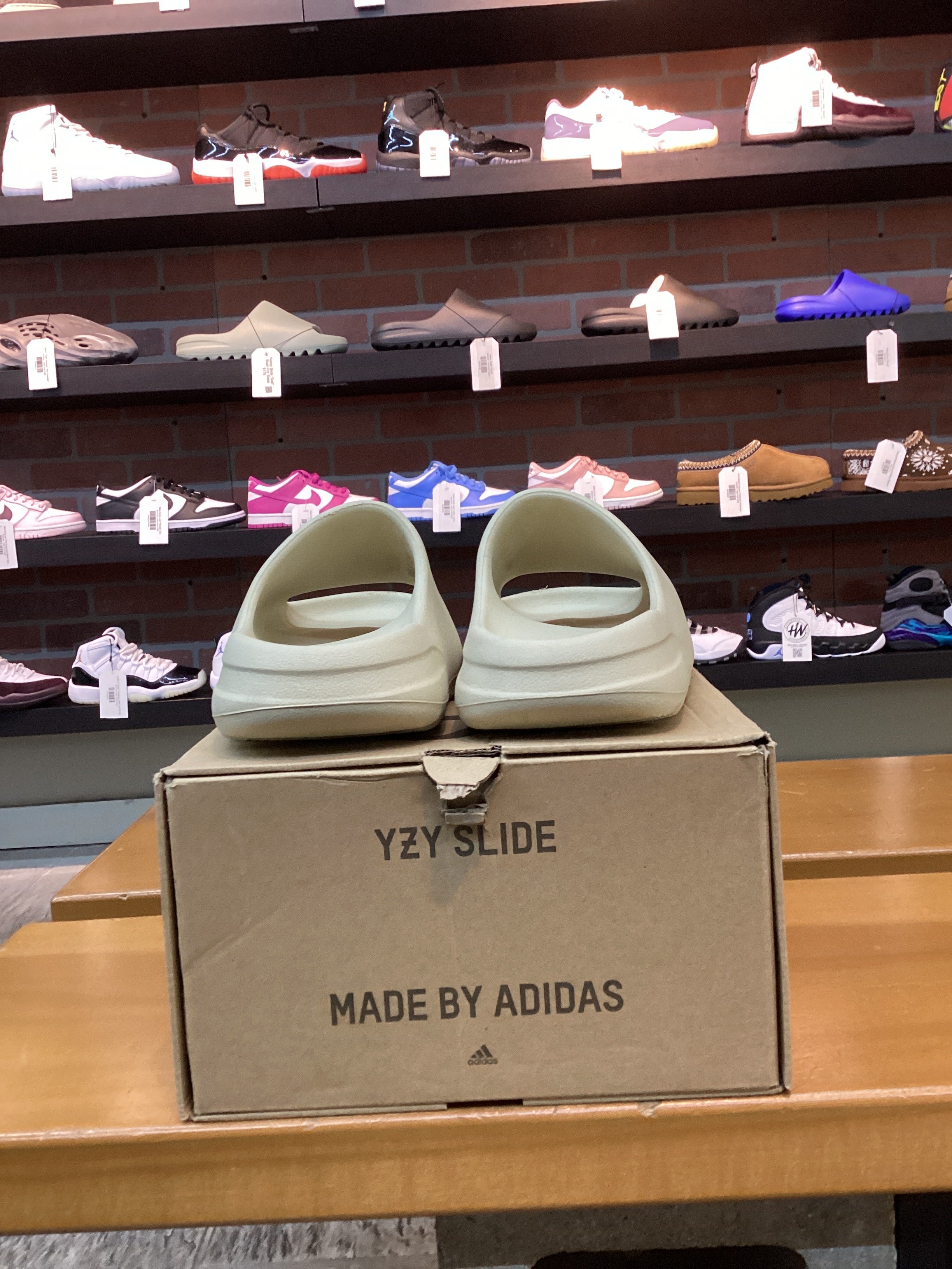 Yeezy Slide “Bone” Size 6 Preowned