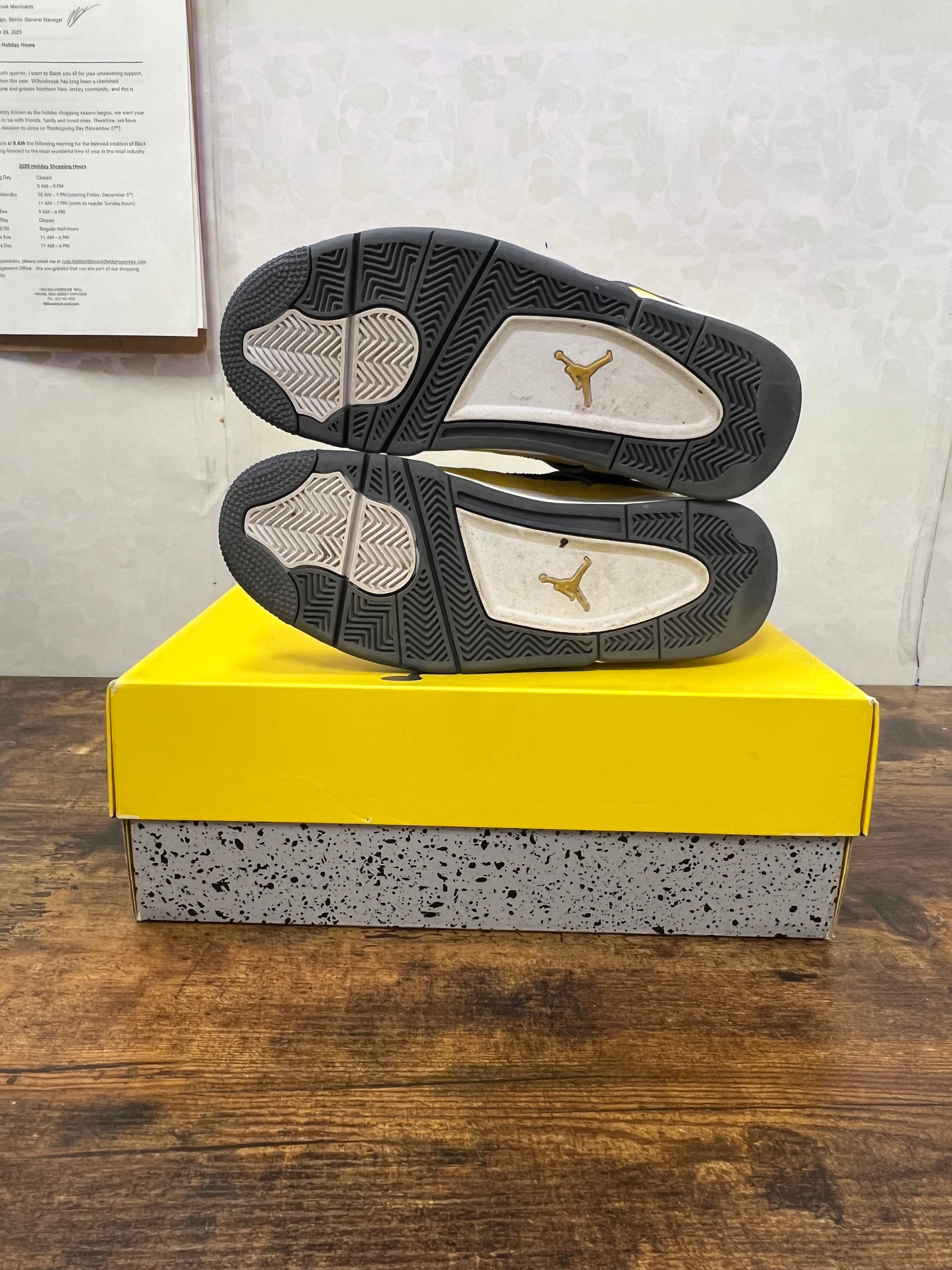 Jordan 4 lighting preowned size 8.5M
