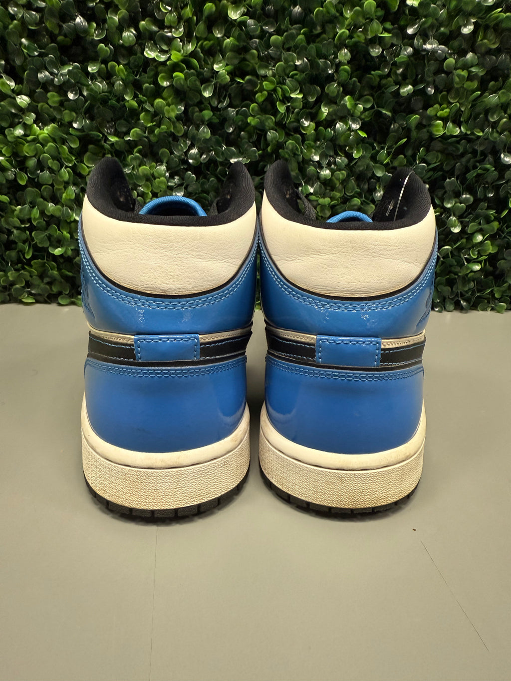 Jordan 1 Mid "Signal Blue" Size 9 Preowned