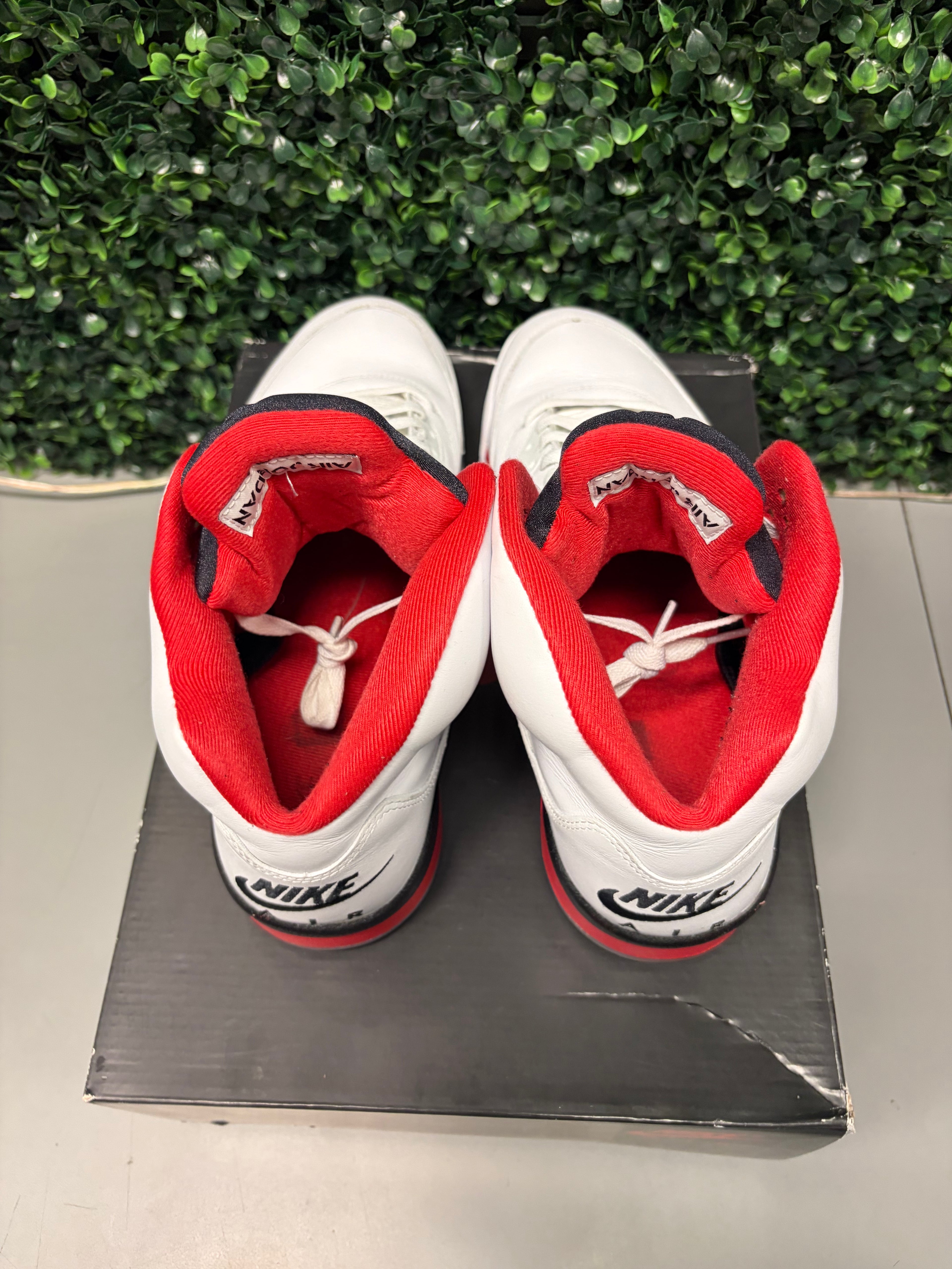 Jordan 5 Retro "Fire Red Black Tongue" (2025) Size 13 Preowned