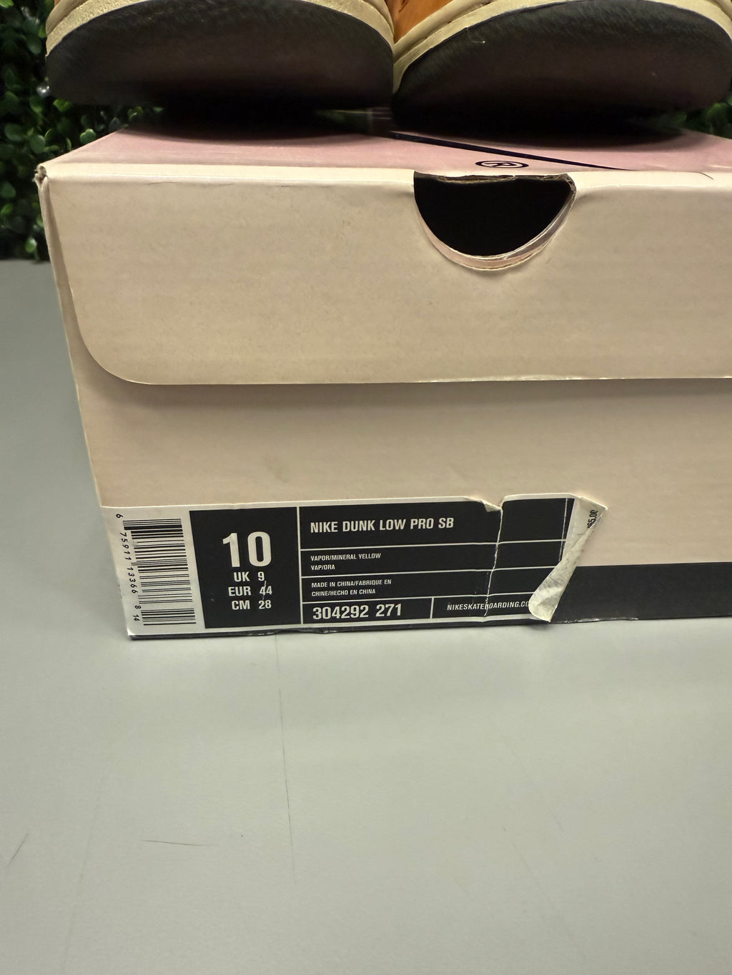 Nike SB Dunk Low "Vapour Mineral Yellow" Size 10 Preowned