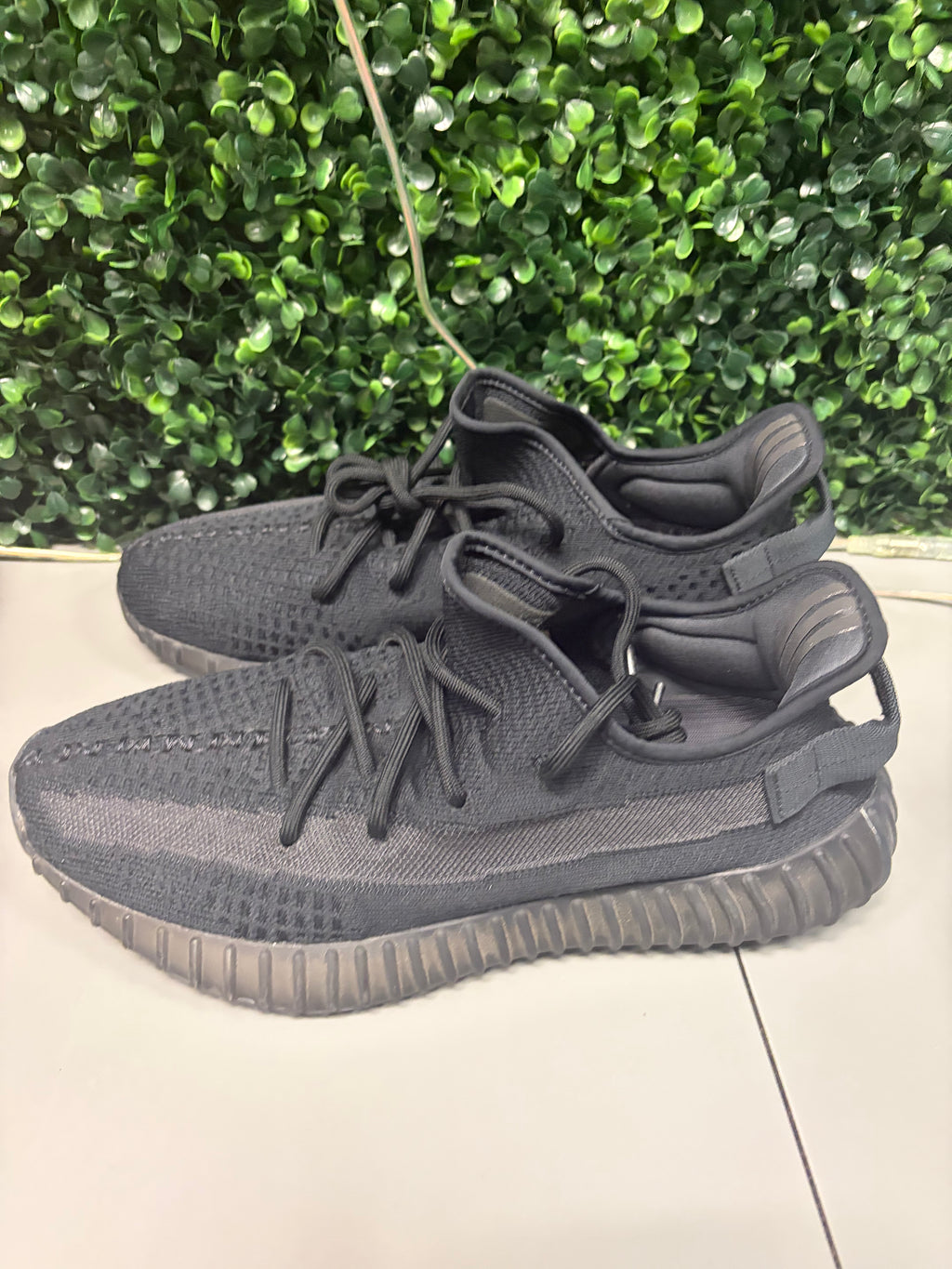 adidas Yeezy Boost 350 V2 "Onyx" Size 10 Preowned
