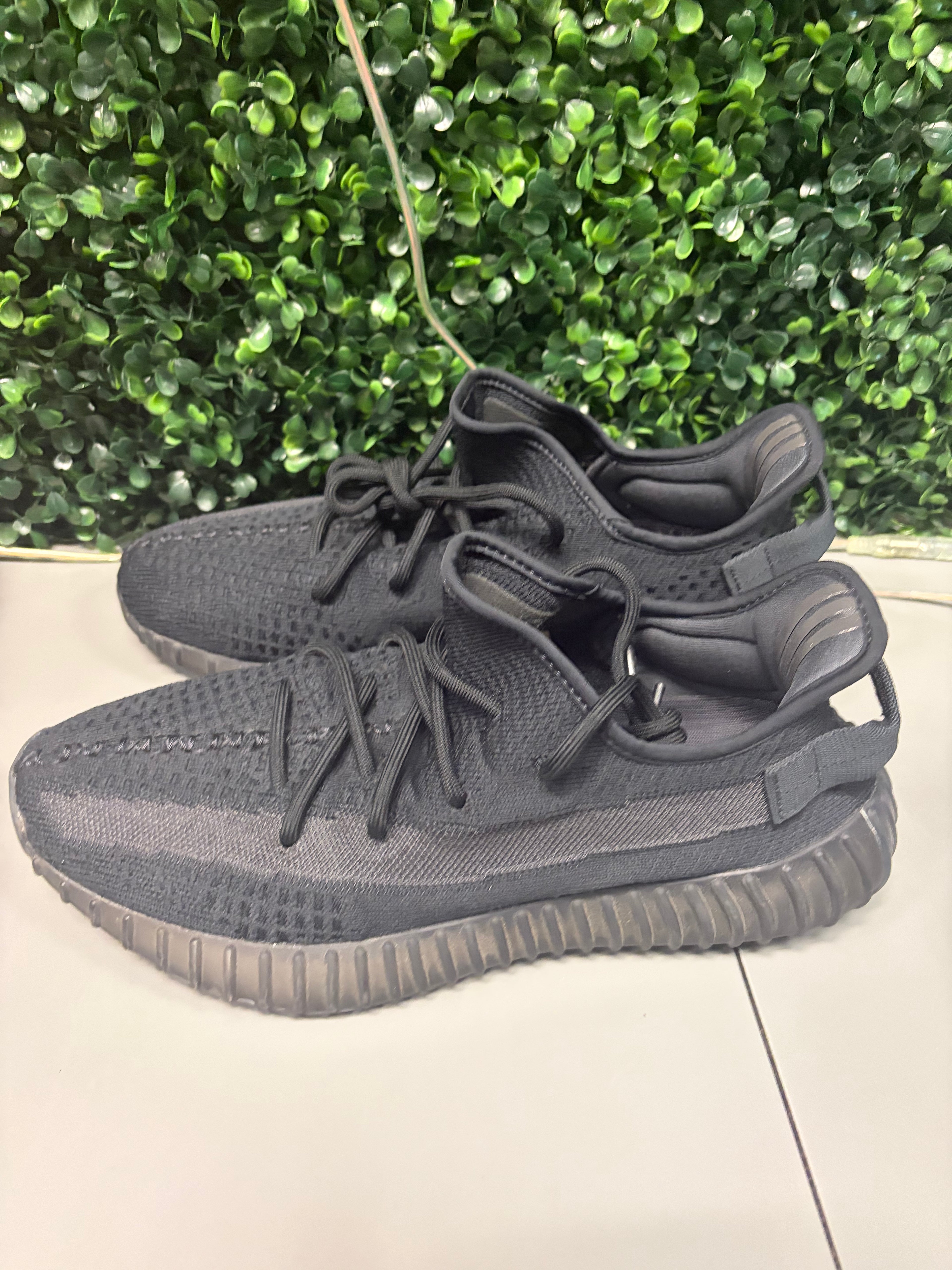 adidas Yeezy Boost 350 V2 "Onyx" Size 10 Preowned
