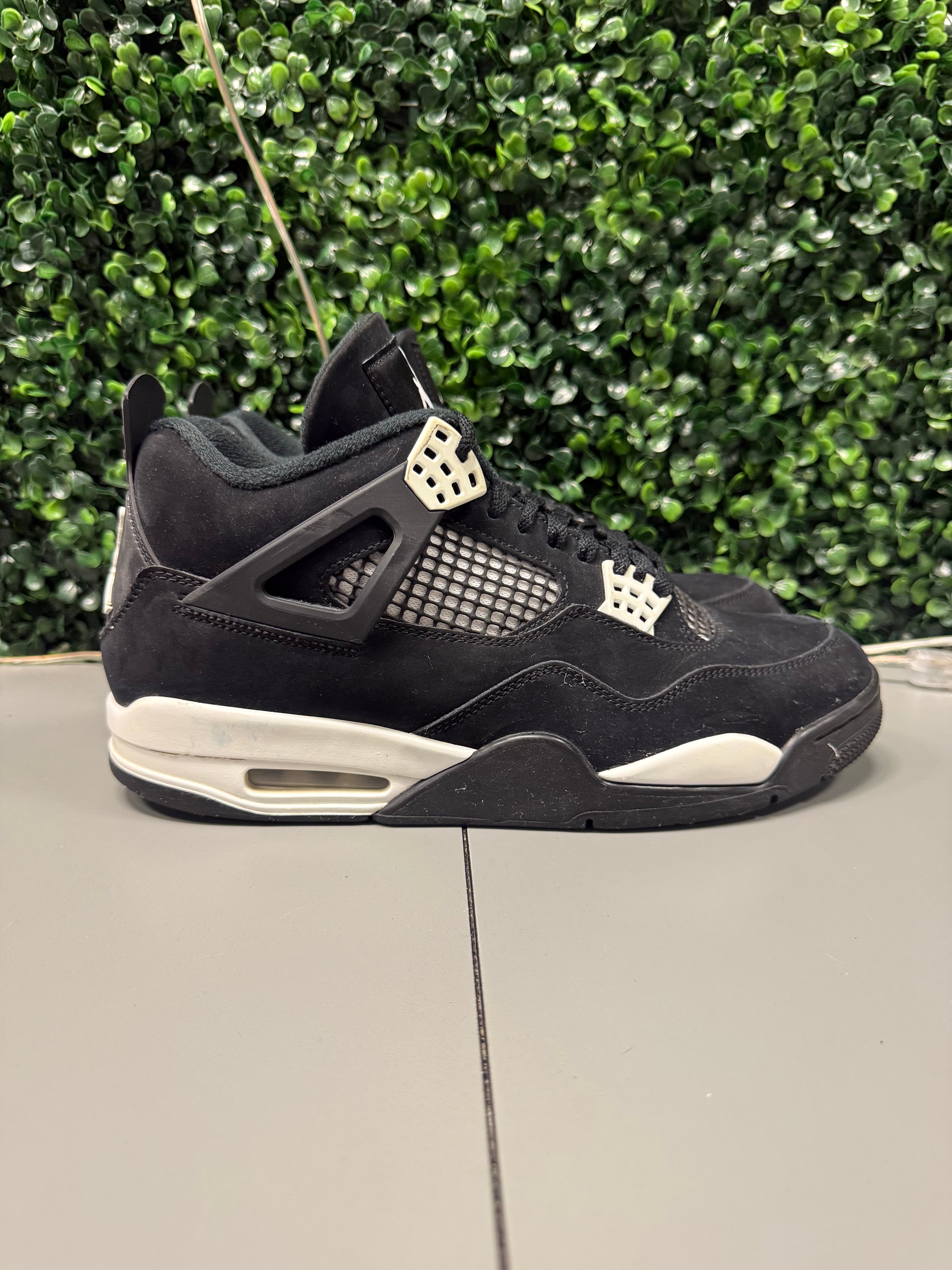Jordan 4 "White Thunder" Size 10.5 Preowned