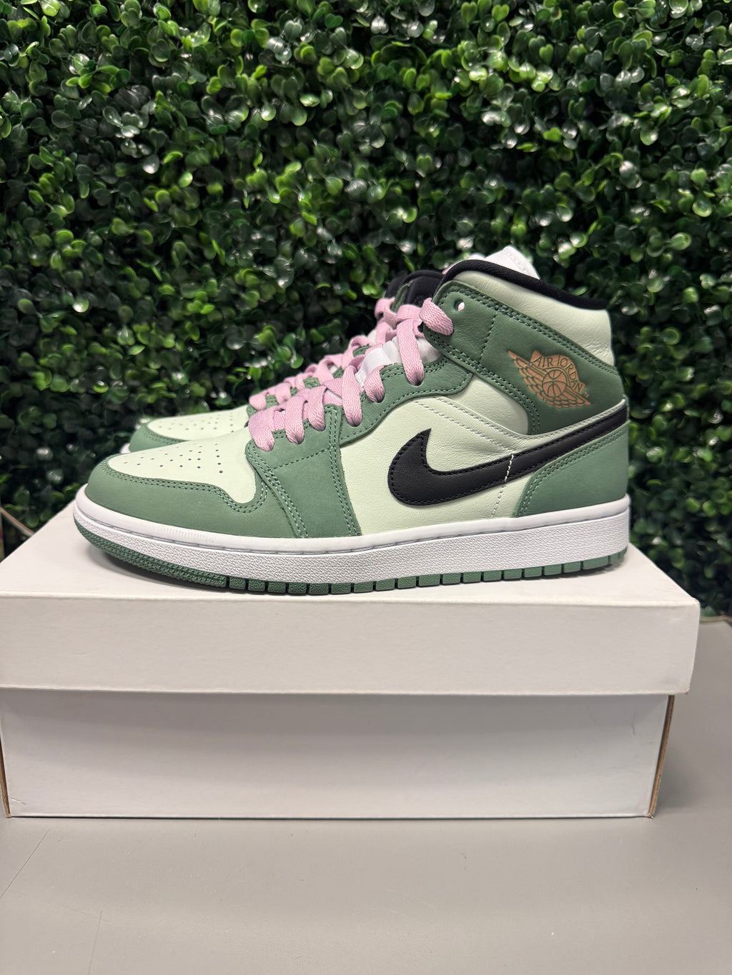 Jordan 1 Mid “Dutch Green” Size 7.5W / 6Y Preowned